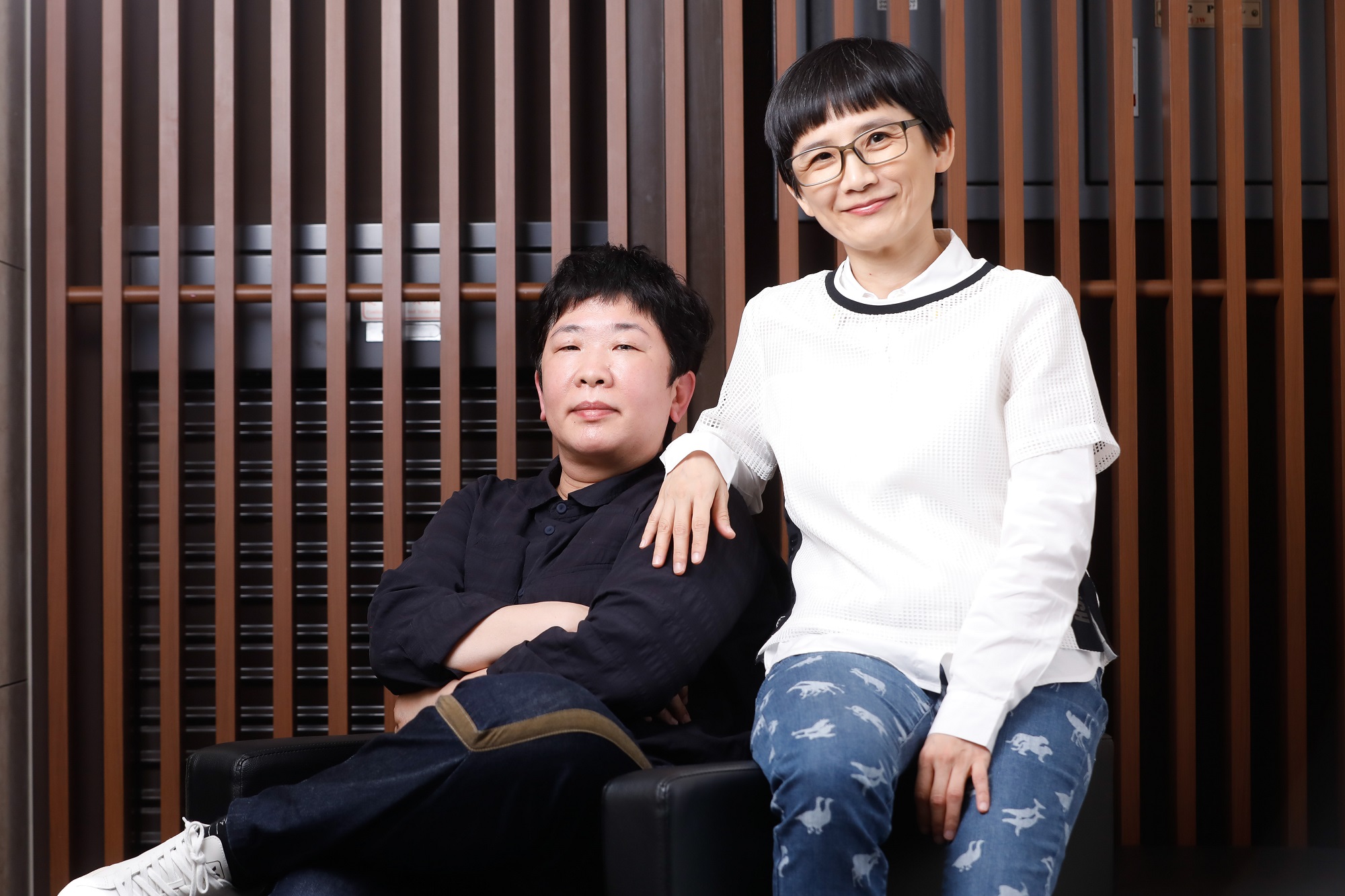 卓立（右）與溫郁芳在線上討論改本，談到兩女對峙戲時欲罷不能。