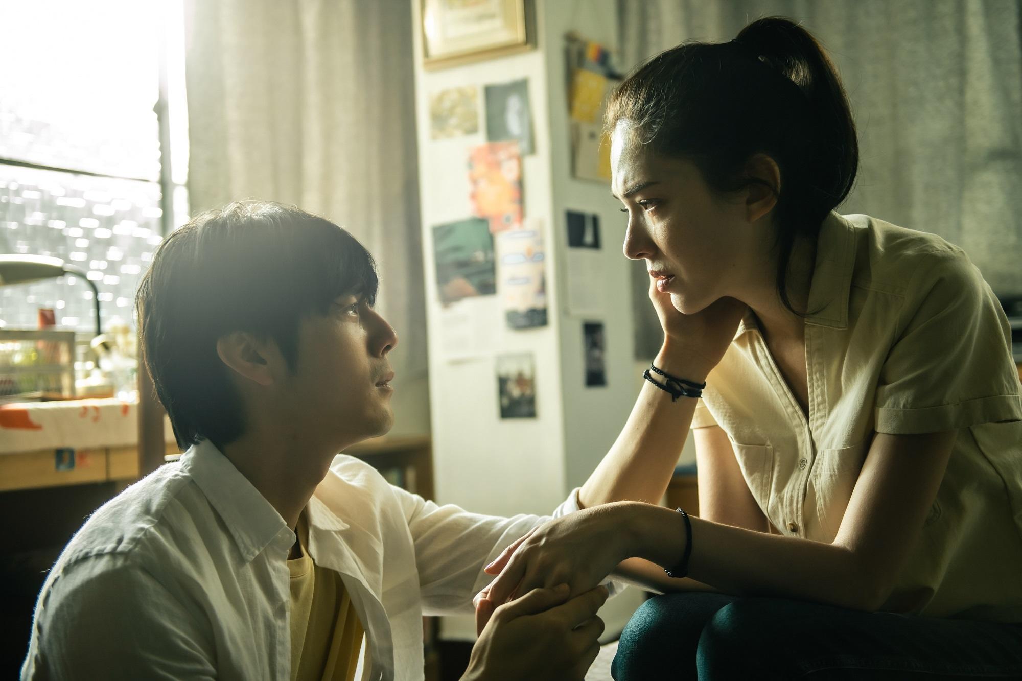 許瑋甯(右)在《她和她的她》飾演因受重大創傷罹患解離症的女性,拍攝時全程情緒緊繃。左為胡宇威。(Netflix提供)