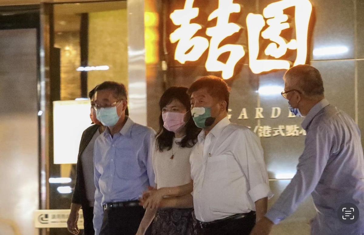 陳時中與已婚人妻十指緊扣，陷「鹹豬手」風波。（翻攝徐巧芯臉書）