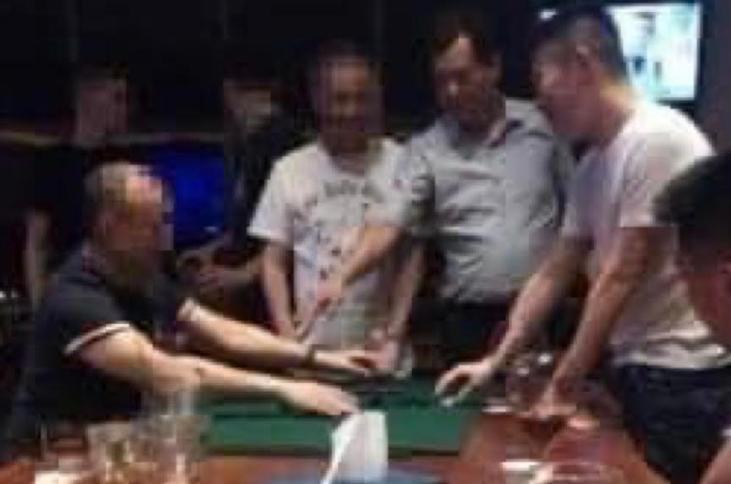 中山偵查隊長林弘基(白襯衫)、業者郭哲敏、茶壺邱(左一)(翻攝黃國昌臉書)