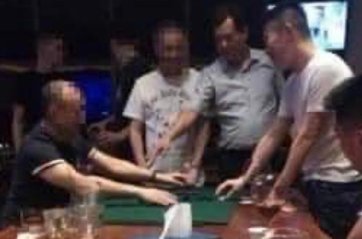 中山偵查隊長林弘基（白襯衫）、業者郭哲敏、茶壺邱（左一）（翻攝黃國昌臉書）