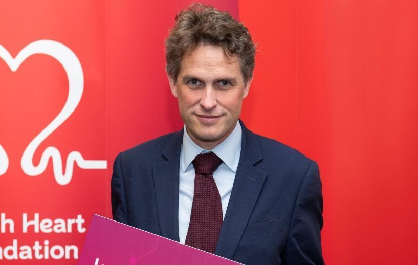 英國無任所大臣威廉森(Gavin Williamson)被爆出對同事霸凌,宣布辭職下台。(翻攝Gavin Williamson推特)