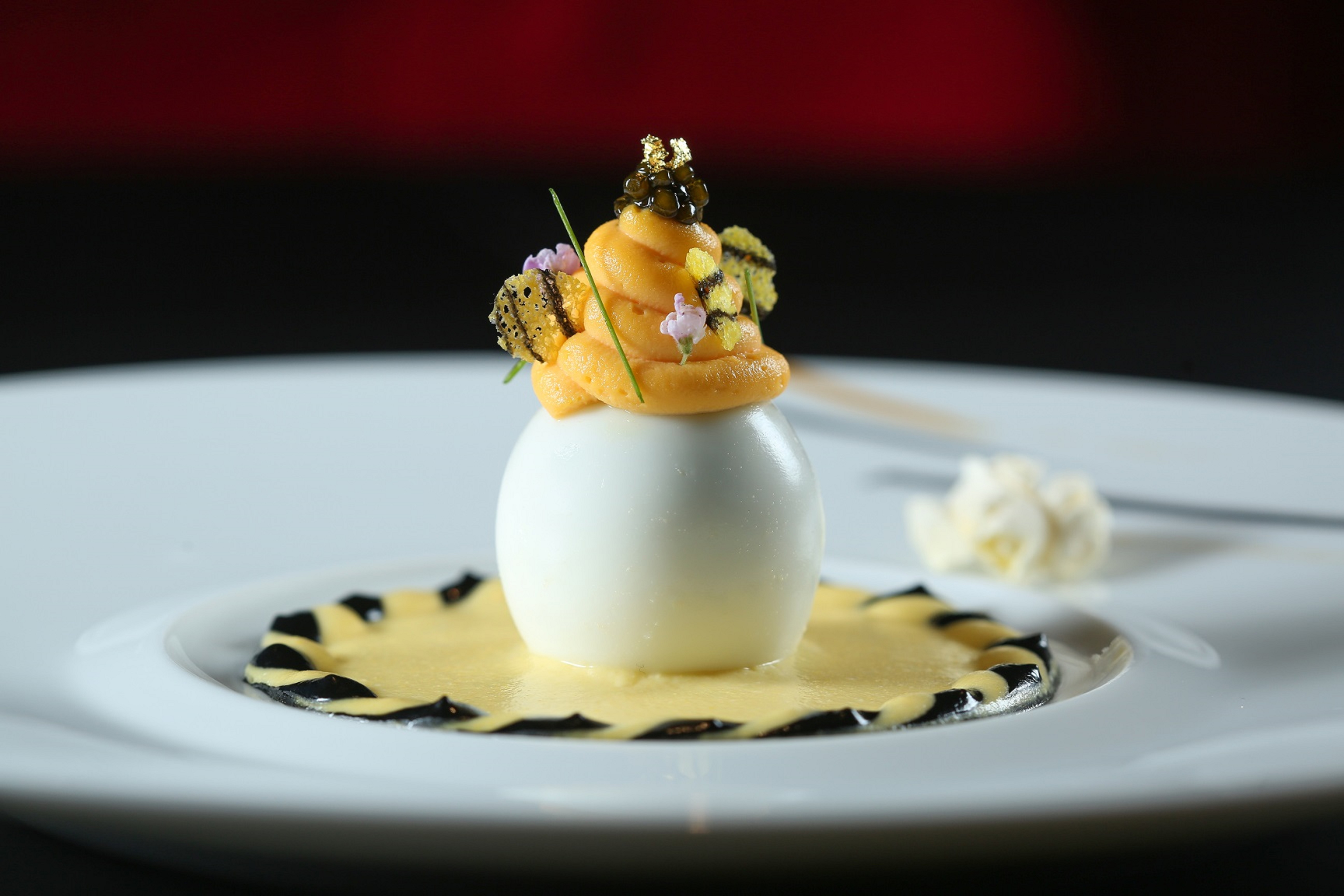 由日本主廚松尾洋平創作的料理如盤中藝術，風格細緻。