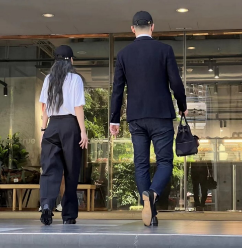 李毓芬在曼谷進入True Corporation公司總部,洽談新合約。(翻攝網路)