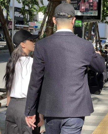 李毓芬與謝家家族成員一同現身曼谷街頭。（翻攝網路）