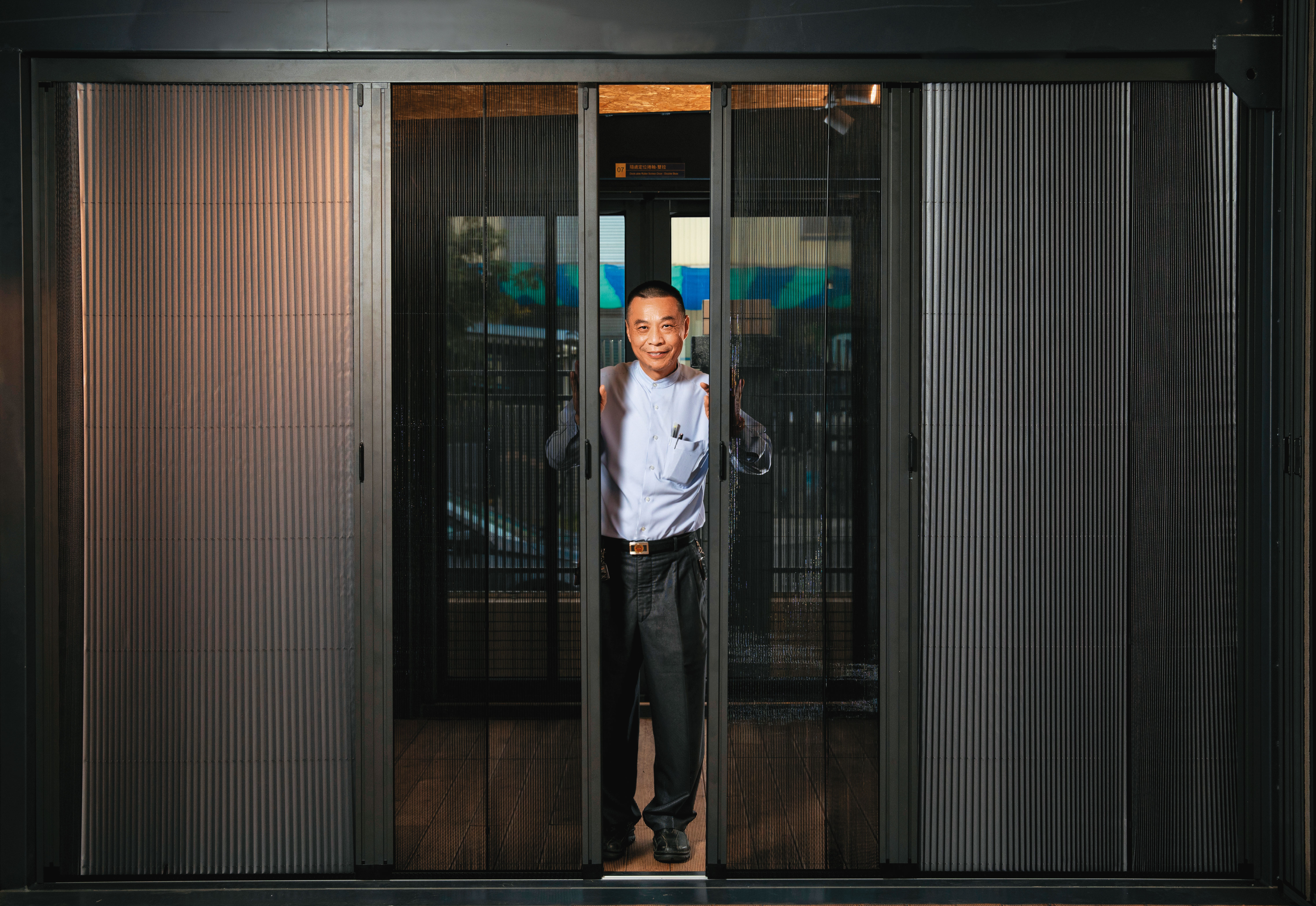 周國忠用2台塑膠射出機創業成立清展科技，20年前轉型切入隱紗產品，靠著200多項專利稱霸國內市場，年收4.5億元，圖為獨家無軌紗窗門。