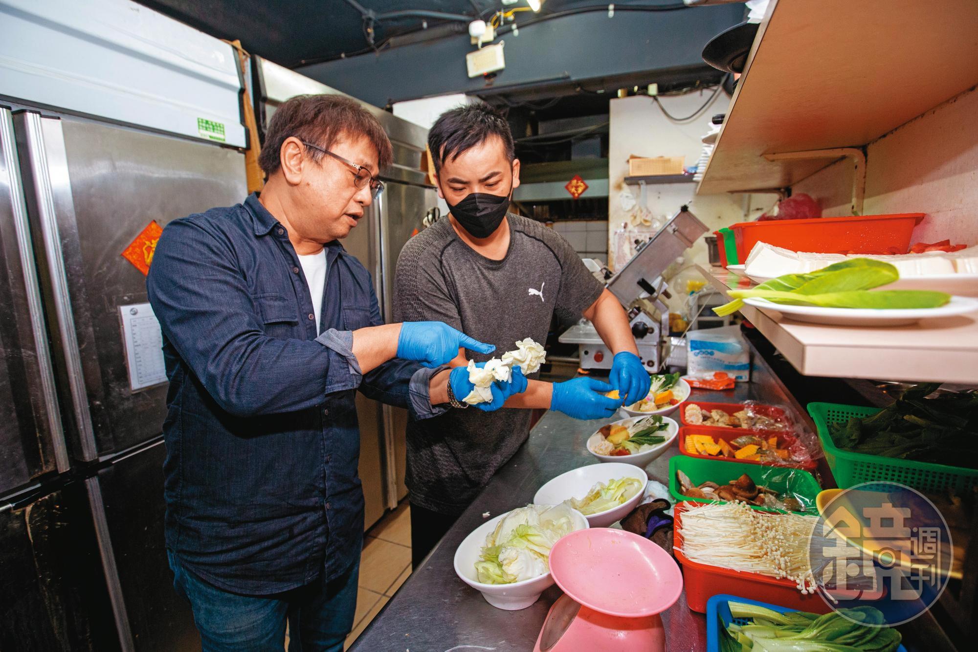 李丙增(左)要求食材新鮮、天然,使用的白菜也是精挑處理過,不能有太多菜梗。