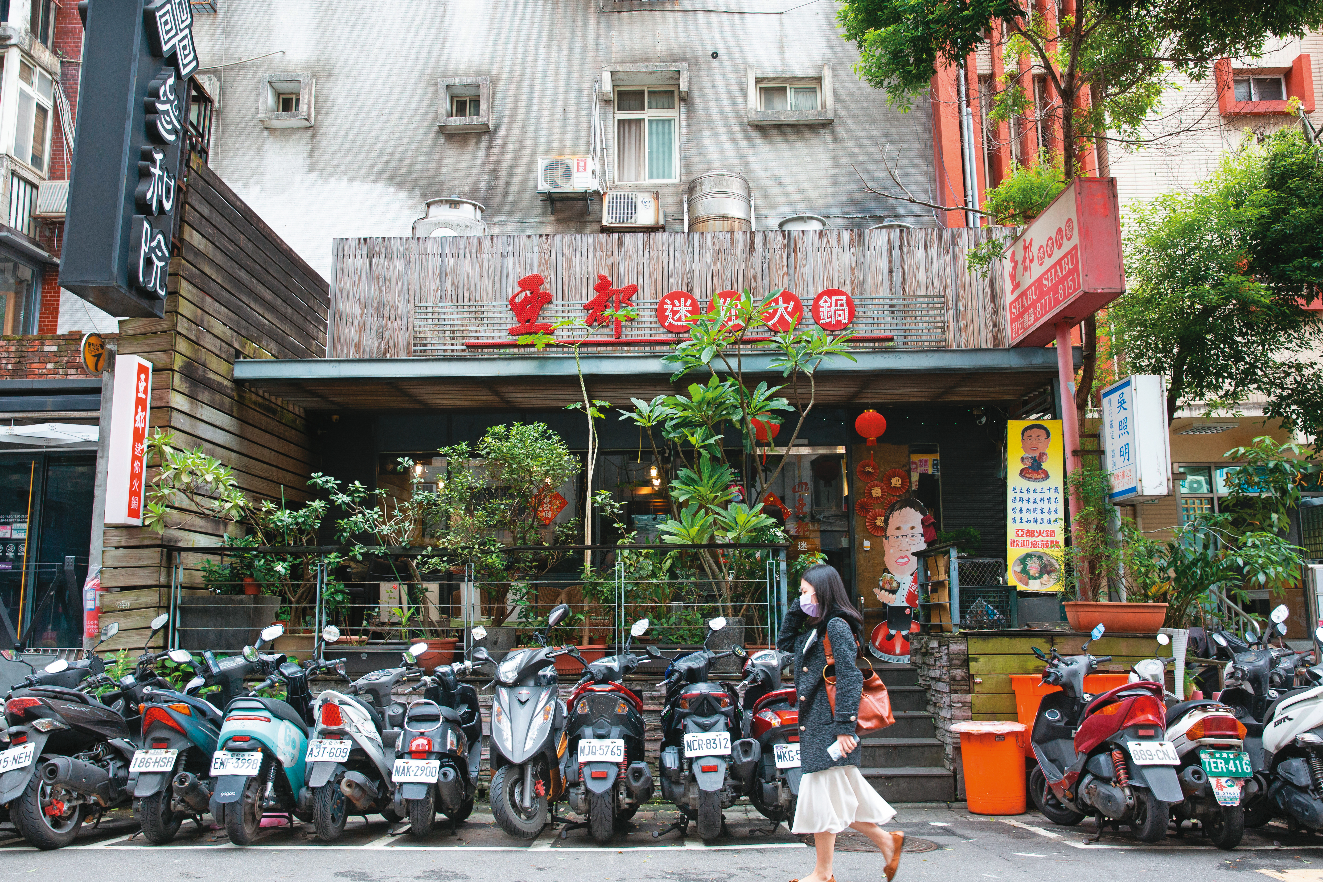 亞都迷你火鍋在東區開業三十餘年，裝潢擺設頗為樸實。