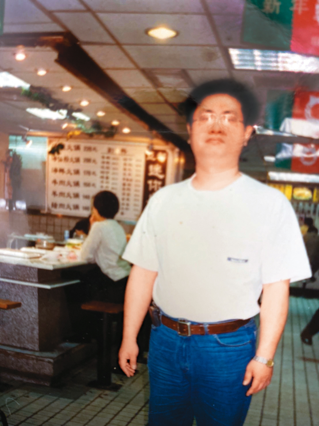 李丙增接手亞都時，店址位在頂好名店城地下一樓，座位僅有12個，後來生意變好才擴店搬到現在的位置。（李丙增提供）