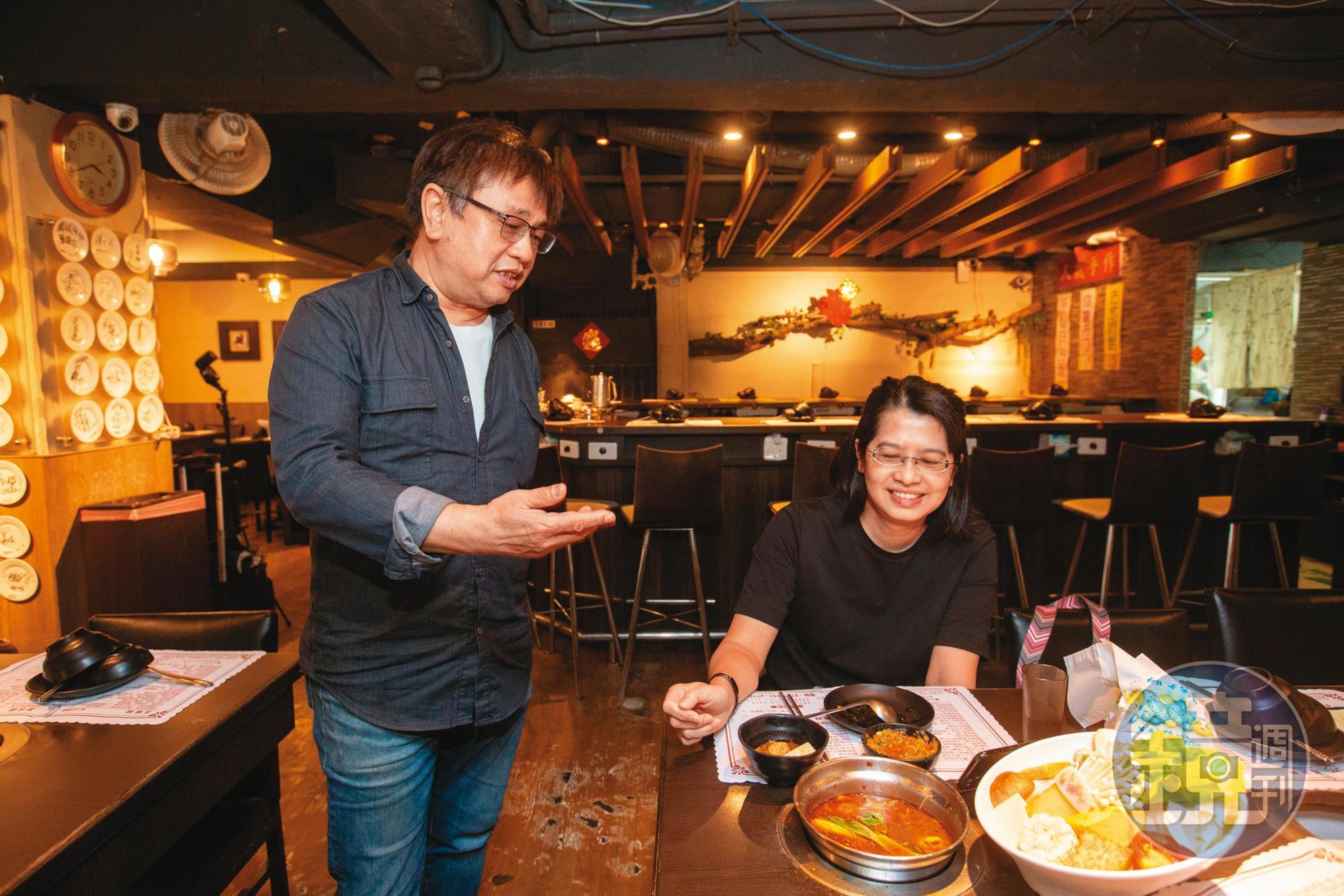 李丙增(左)跟顧客都像朋友,不僅知道姓名、職業,用餐時也會話家常。