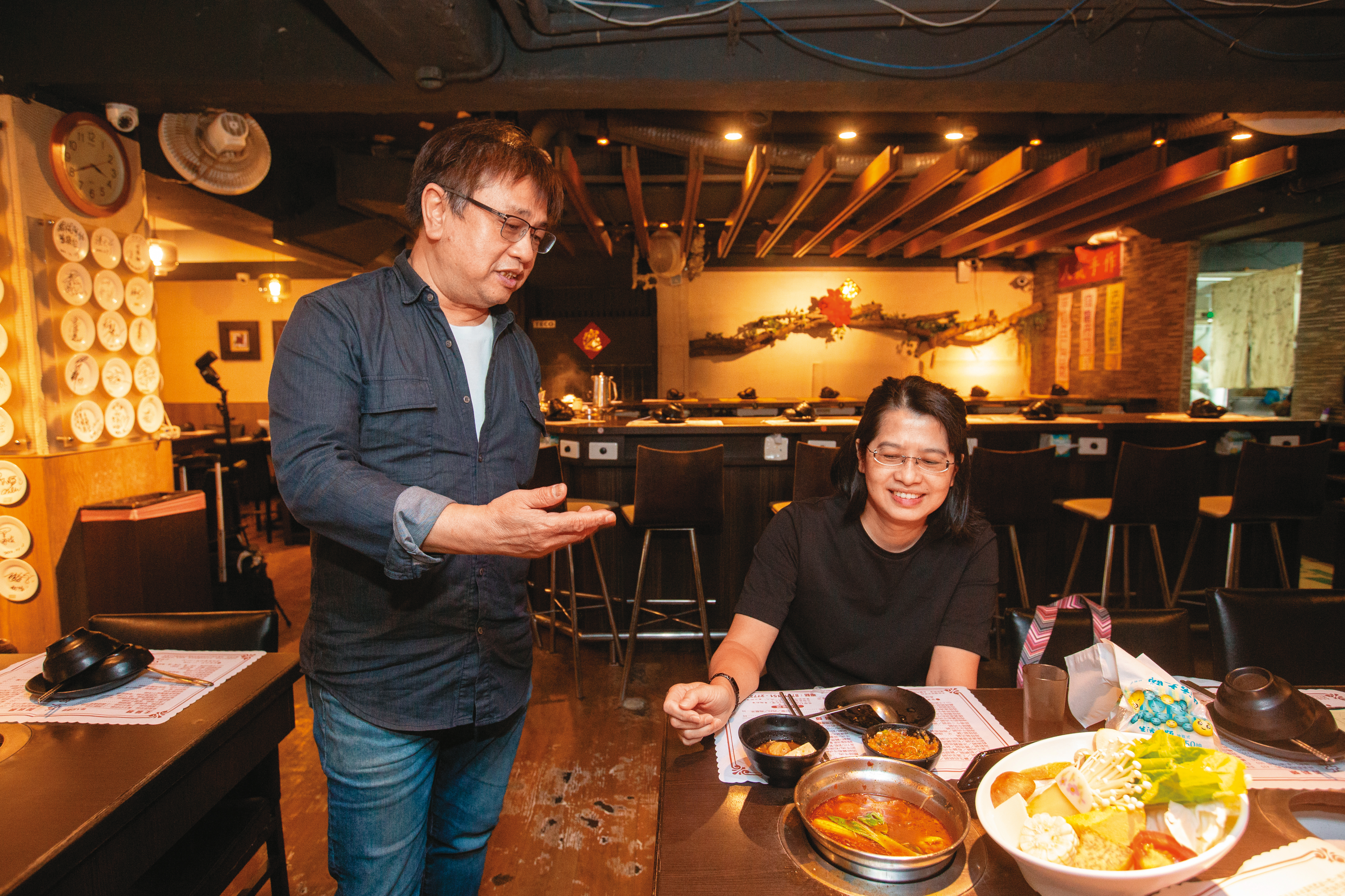 李丙增（左）跟顧客都像朋友，不僅知道姓名、職業，用餐時也會話家常。