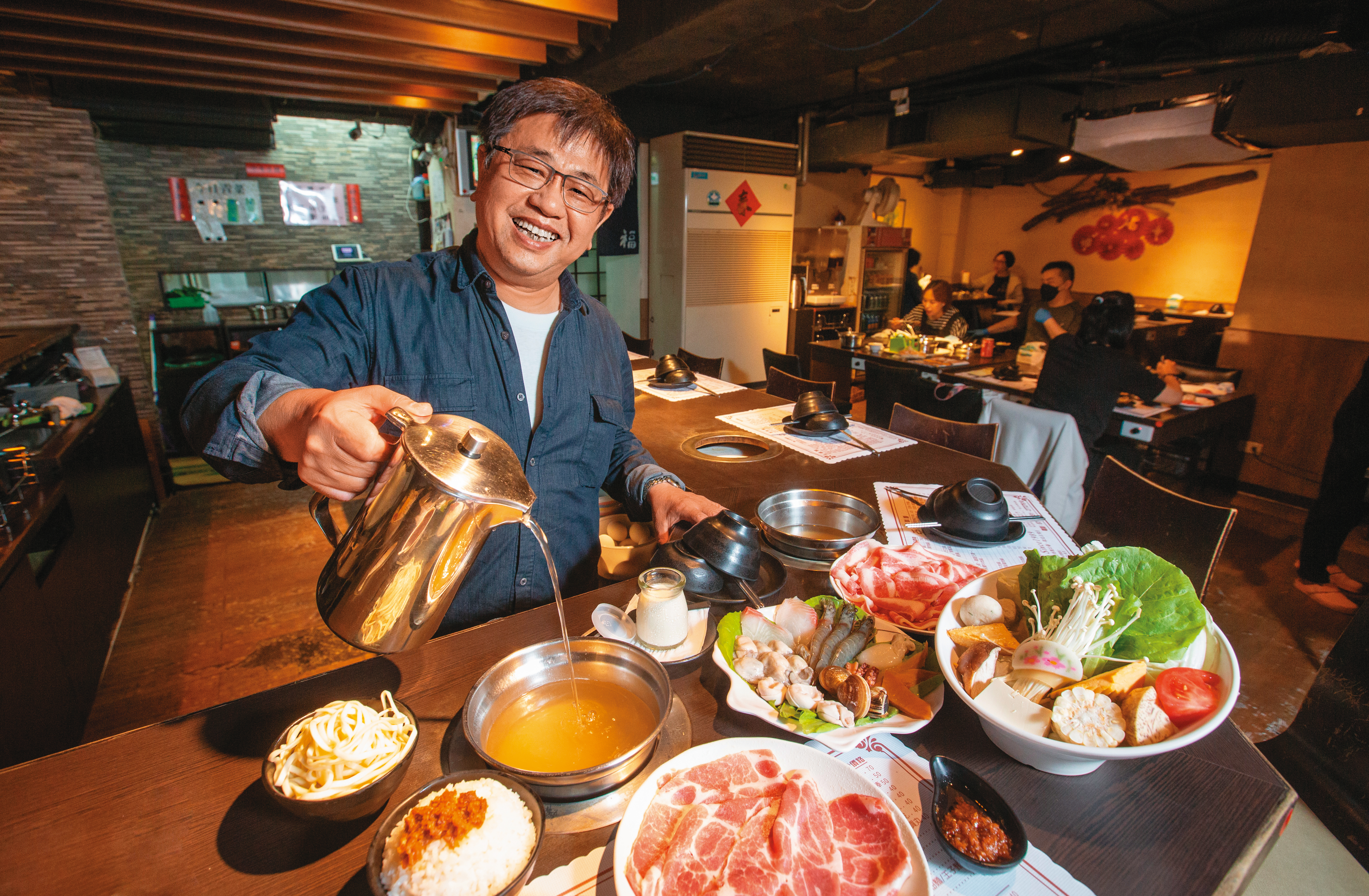 出生就被轉賣的李丙增不因人生辛苦而喪志，努力經營亞都迷你火鍋30餘年，成為眾多名人的愛店。