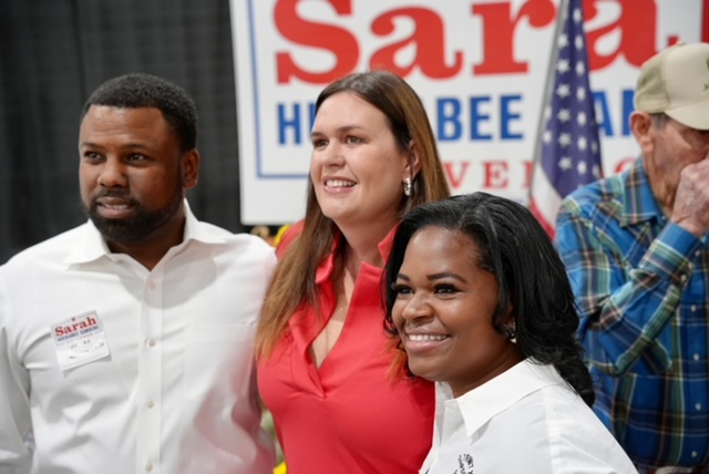 曾為川普政府發言人的共和黨籍桑德斯（圖中）當選阿肯色州州長，也是該州首位女性州長。（翻攝Sarah Huckabee Sanders推特）