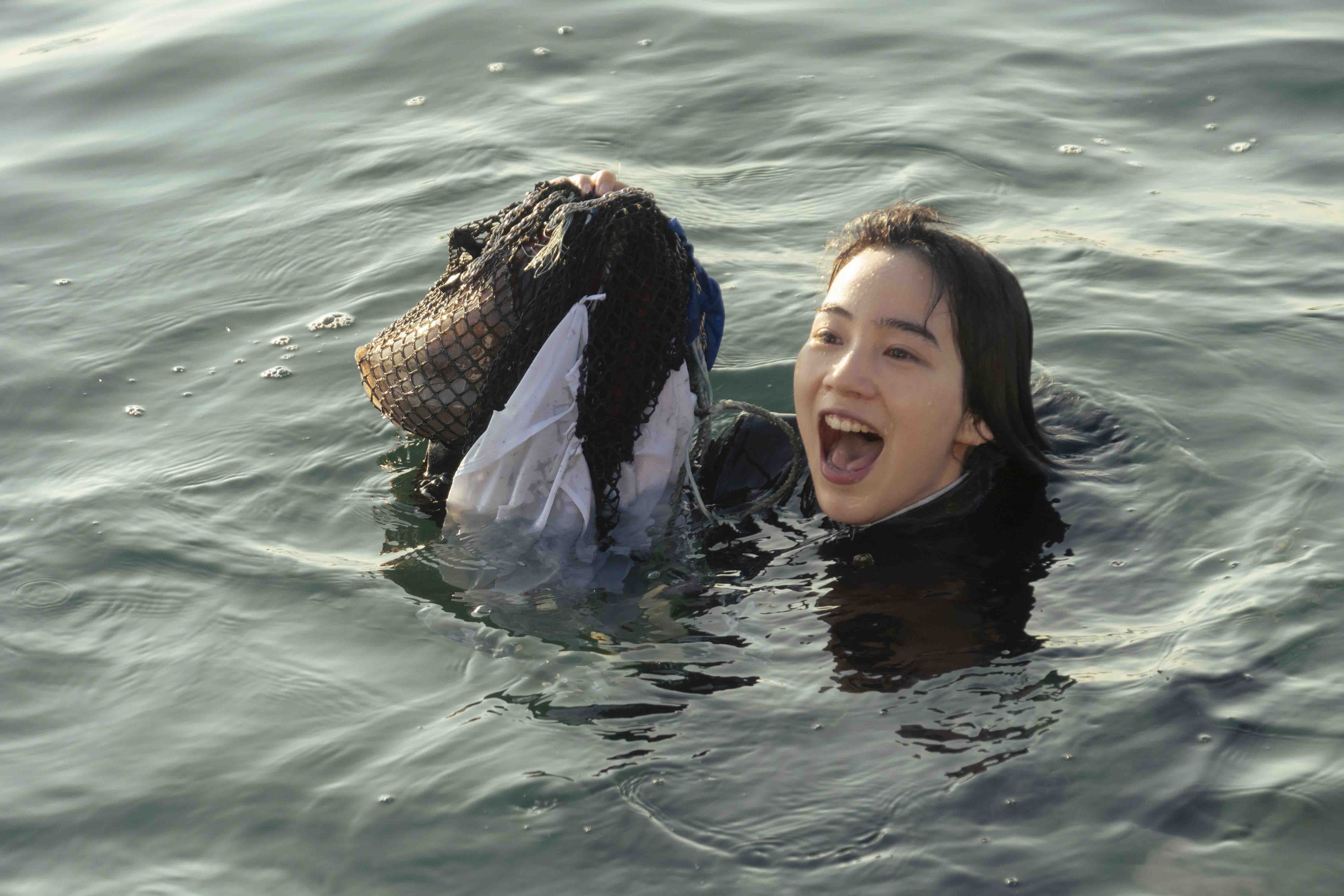 Non再度與大海結緣，在《魚之子》詮釋日本首位成功繁殖鱟的傳奇人物。（天馬行空提供）