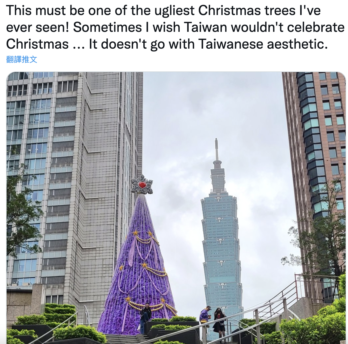 一名外國網友吐槽信義區路上的一顆耶誕樹。（翻攝自推特）