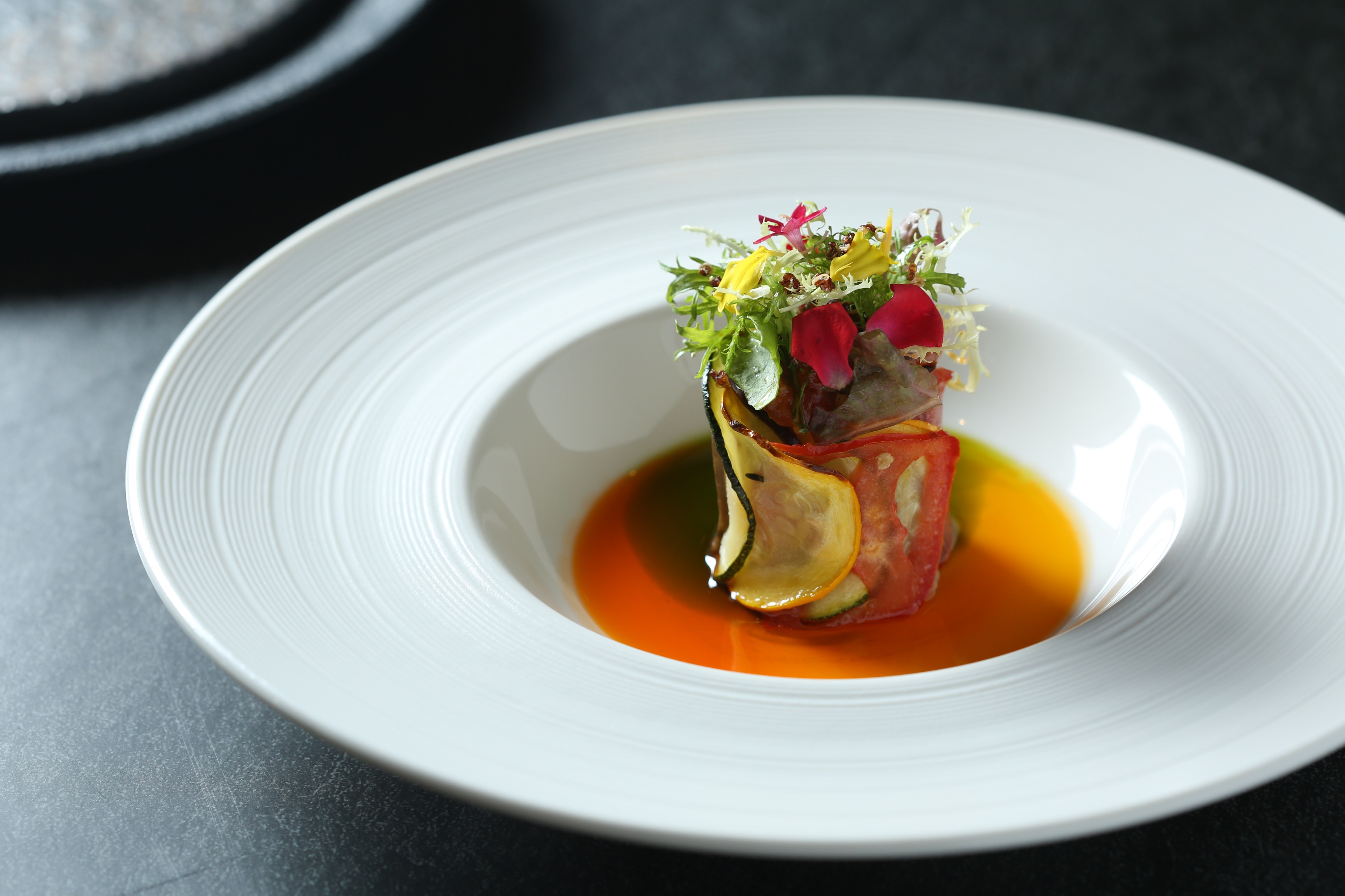 現代法式料理「de nuit」呈現優雅的法式料理。