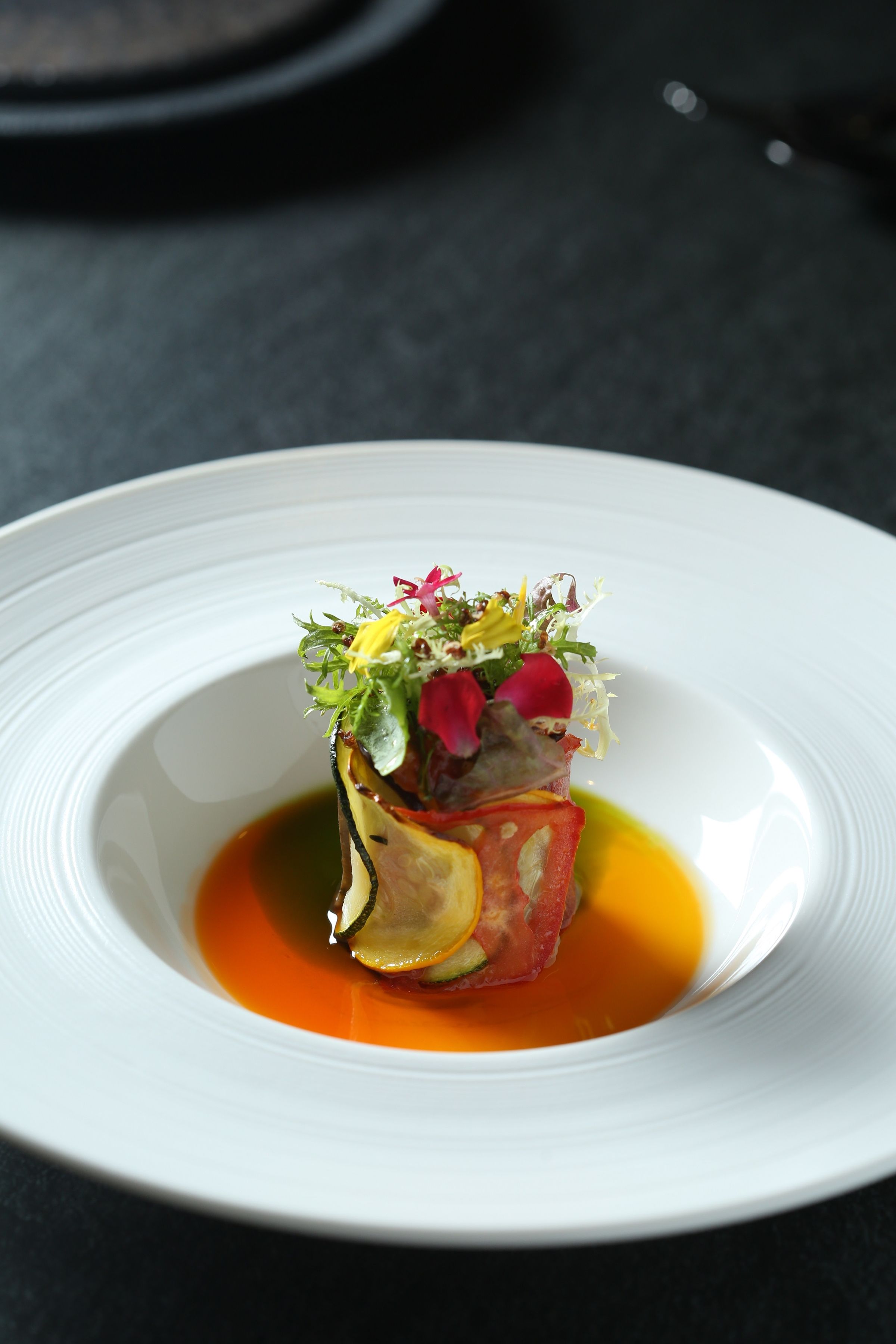 「Ratatouille 普羅旺斯雜燴」以小花園的概念做擺設，盤底使用番茄、紅蘿蔔與羅勒分別提煉出來的油做調味。