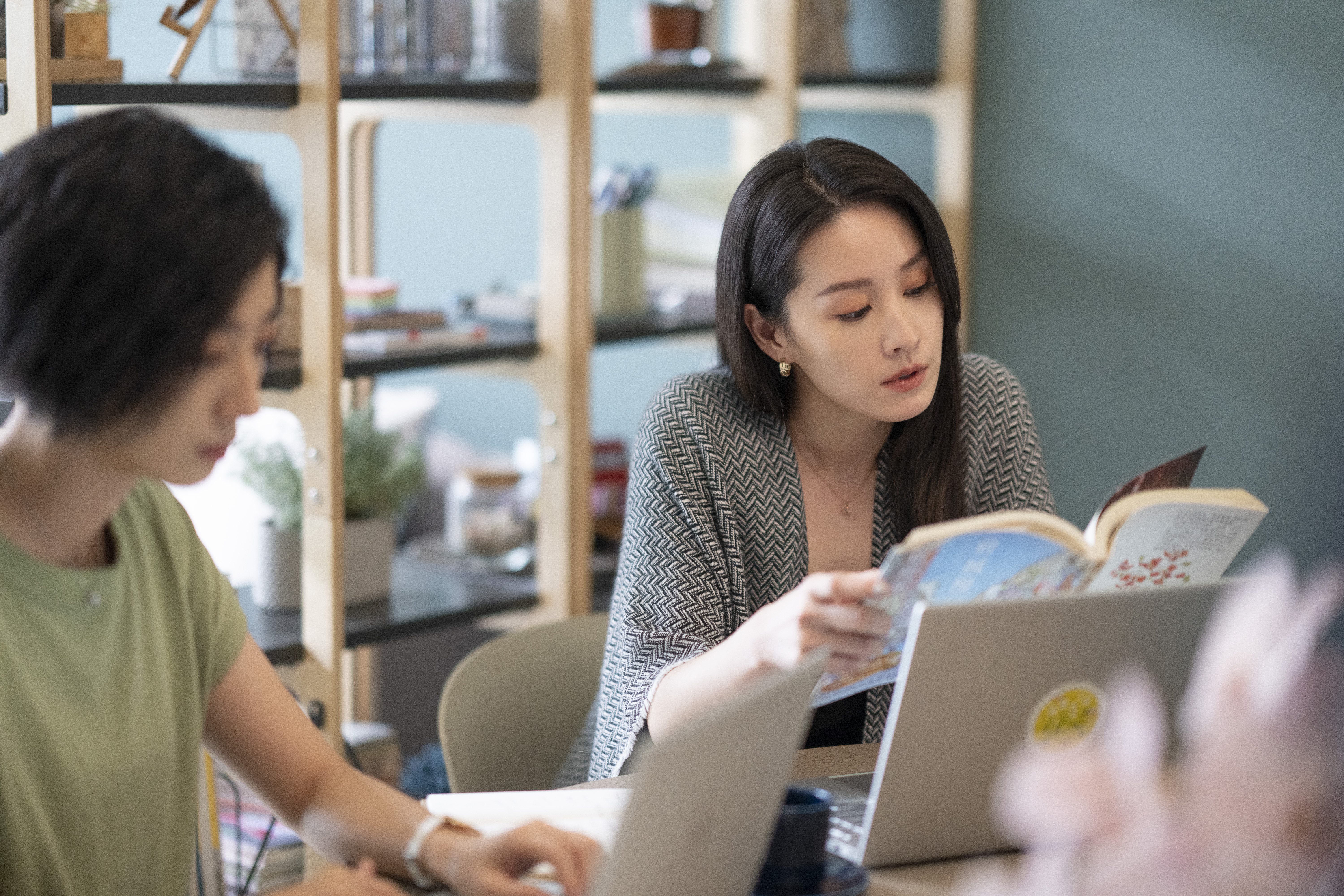 桂綸鎂因《台北女子圖鑑》和久違的曾愷玹再度同台。（Disney+提供）