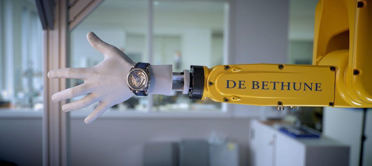 DE BETHUNE為這項企劃打造機械手臂,模擬錶主的使用情境體驗與環境訊息,進而對手錶進行調校。