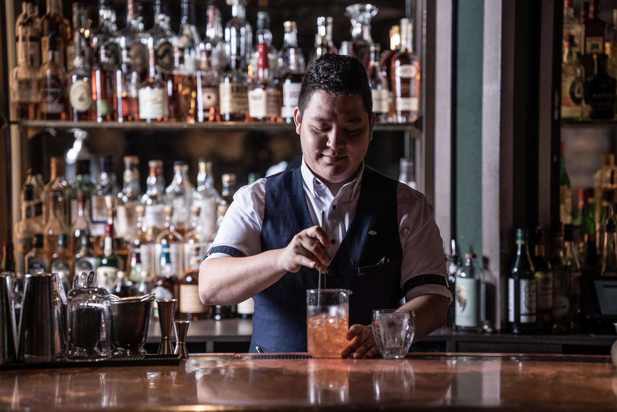 PDT & MO Bar的首席調酒師Daniel Valencia。
