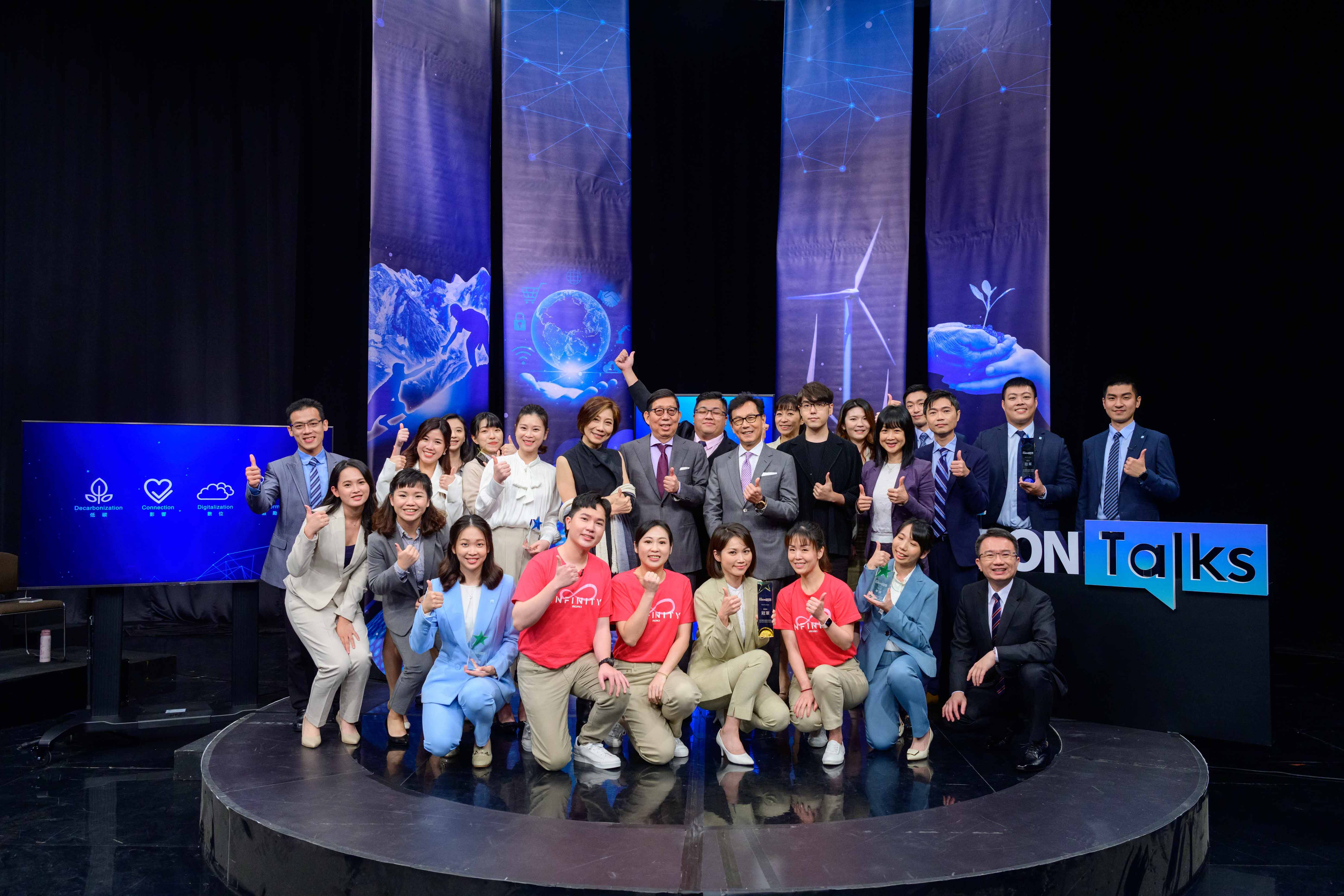 富邦集團舉辦FUBON Talks富邦演說秀，蔡明忠、蔡明興兄弟也出席當評審。（富邦金提供）