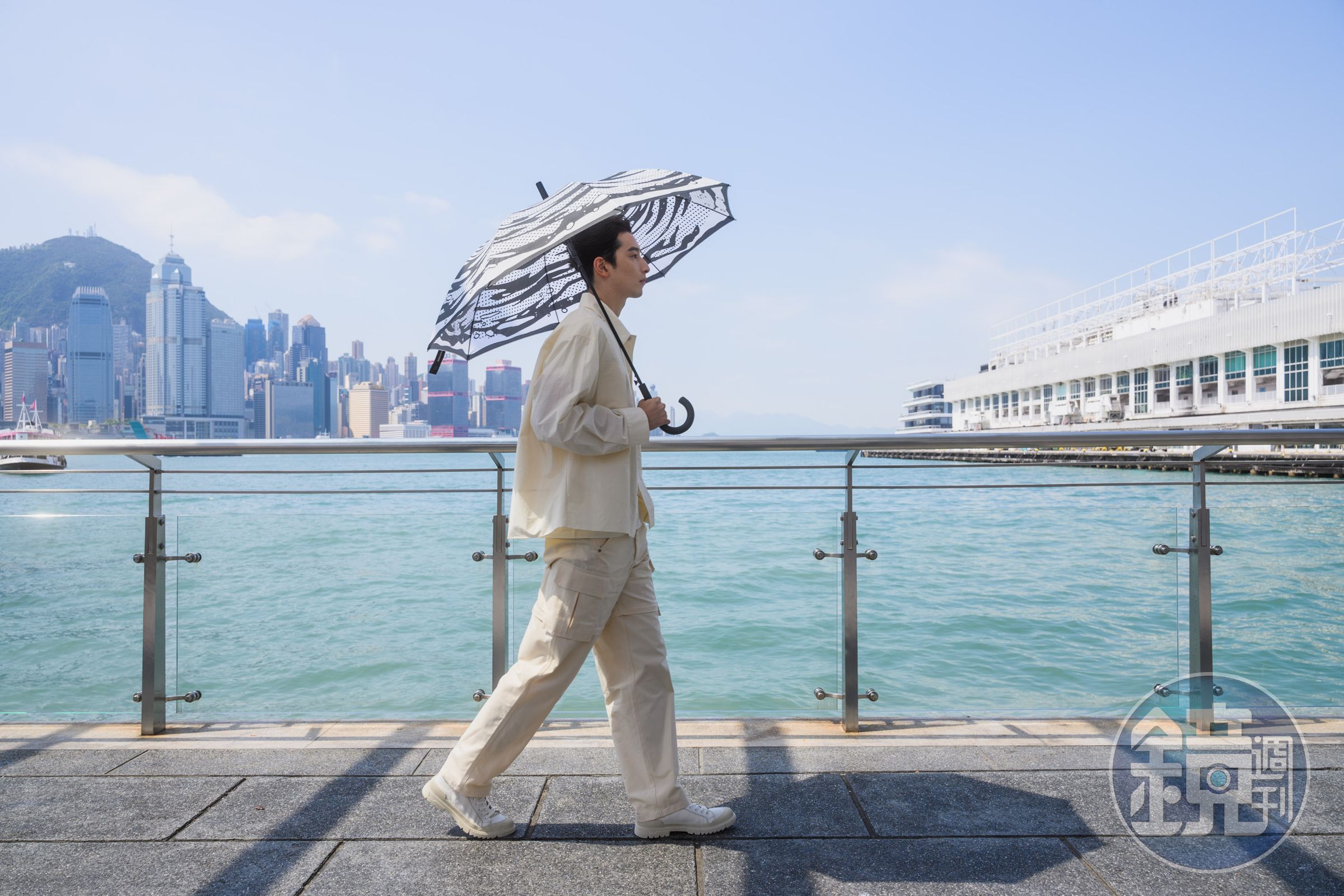只要到海港城購物或捐贈公益金，就可獲得這款限量版雨傘。