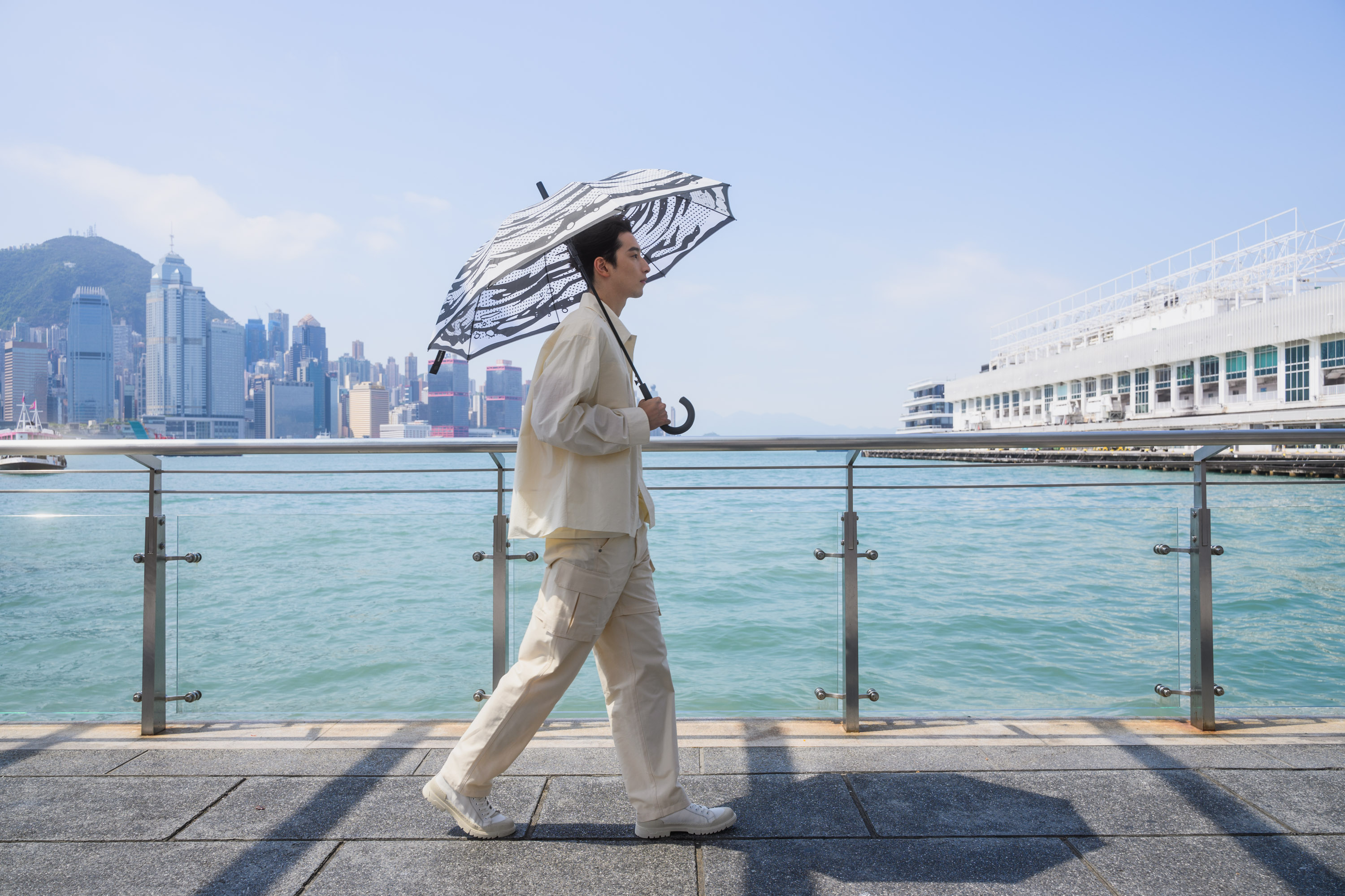 只要到海港城購物或捐贈公益金，就可獲得這款限量版雨傘。