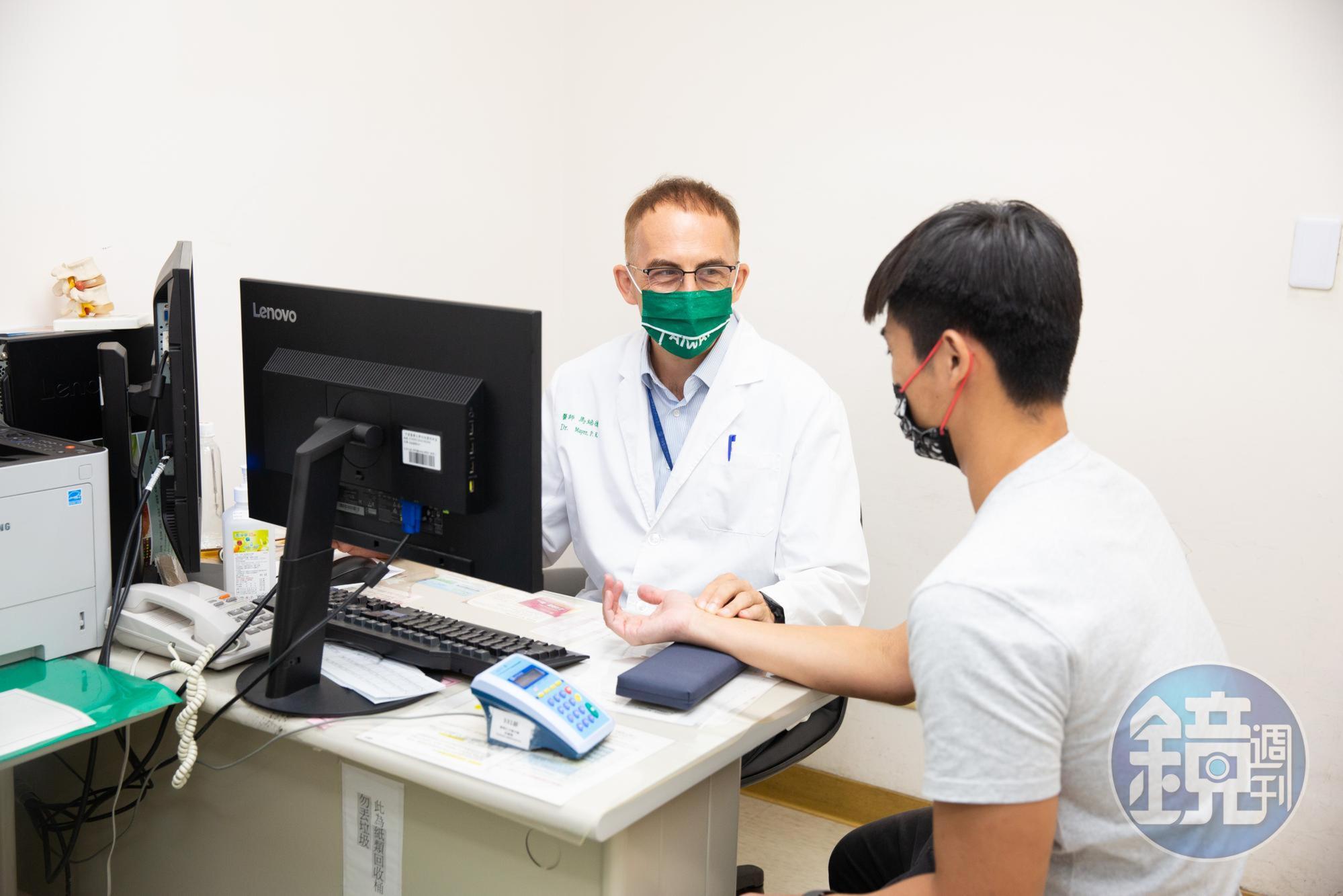 馬培德(左)有中、西醫執照,現在中國醫藥大學附設醫院當中醫,也不吝惜分享他的養生之道。