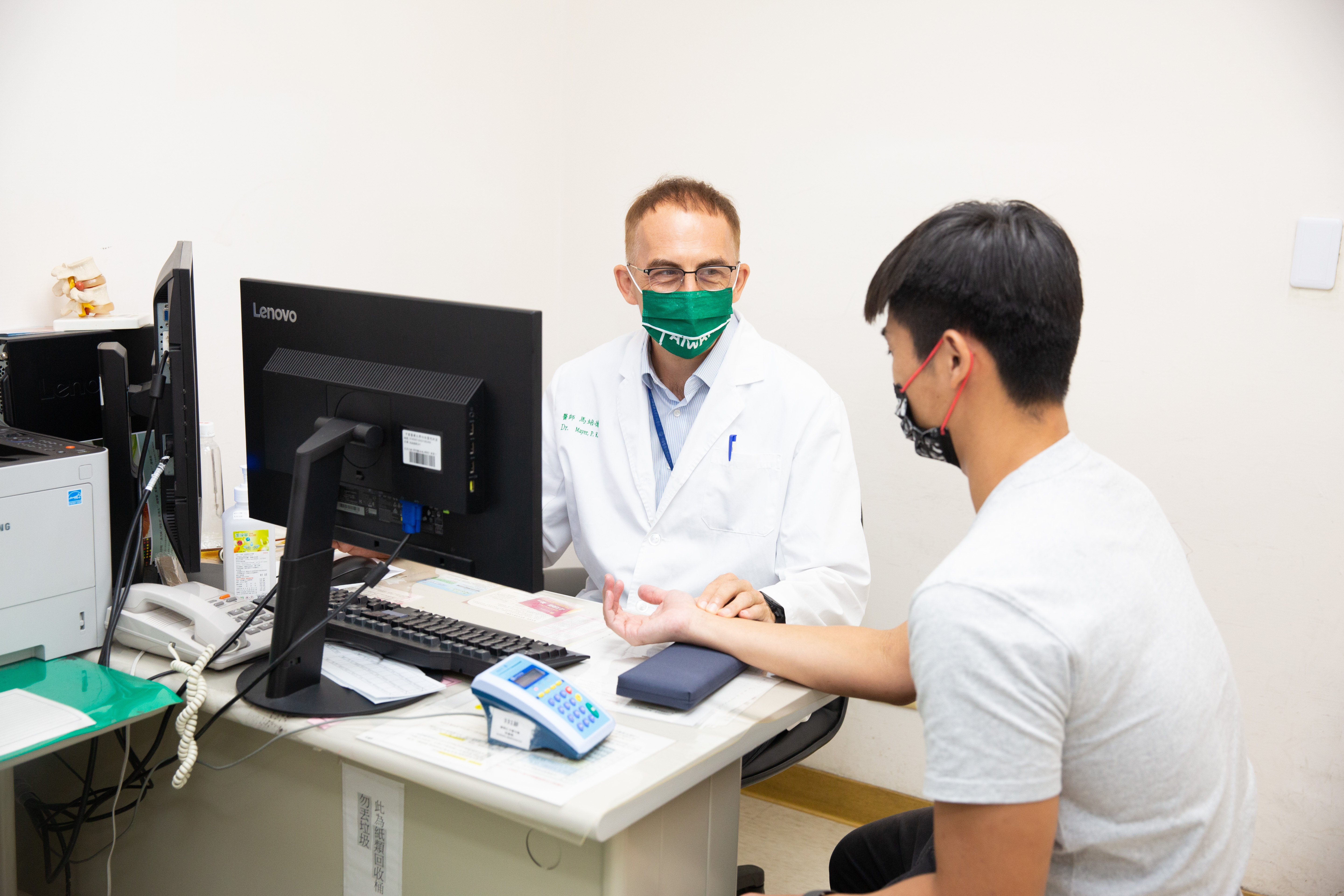 馬培德（左）有中、西醫執照，現在中國醫藥大學附設醫院當中醫，也不吝惜分享他的養生之道。