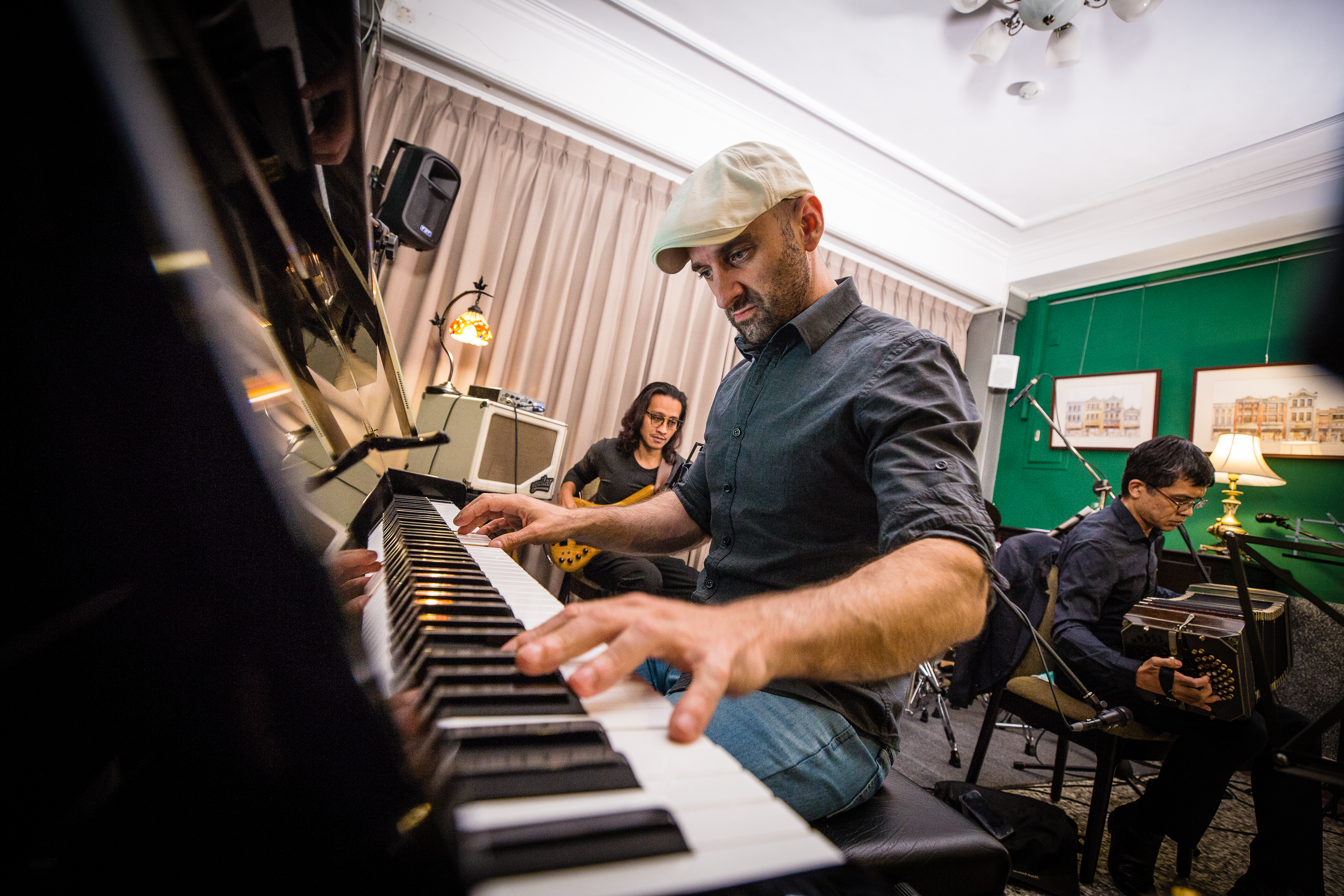 明馬丁能把每首曲子編入自己的靈魂,演奏出他獨有的風格。