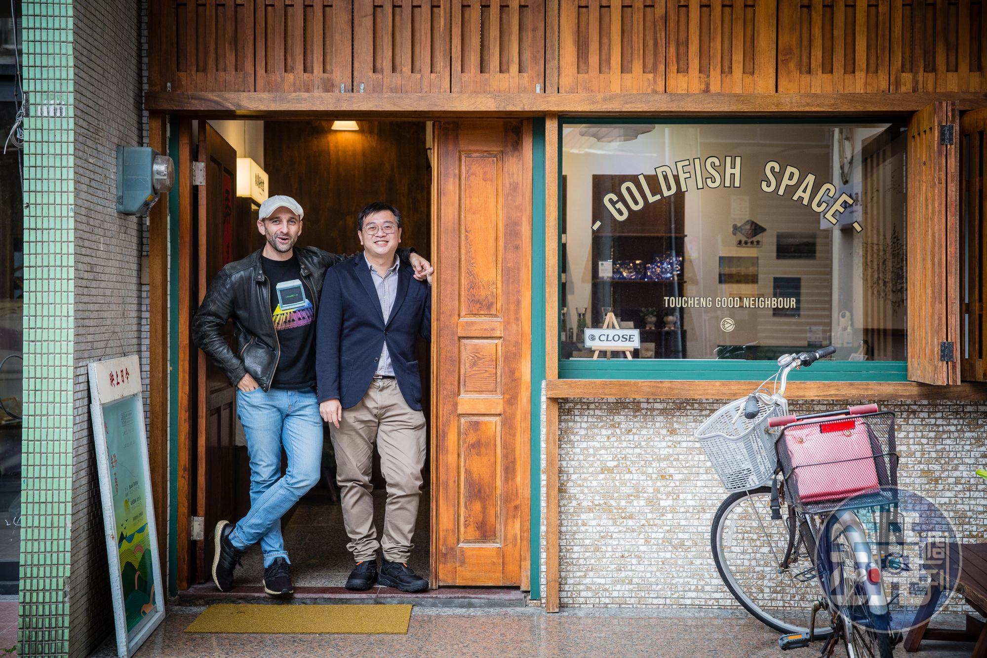 將頭城老屋改為社區營造中心的彭仁鴻(右),積極協助頭城人明馬丁(左)取得台灣身分證。