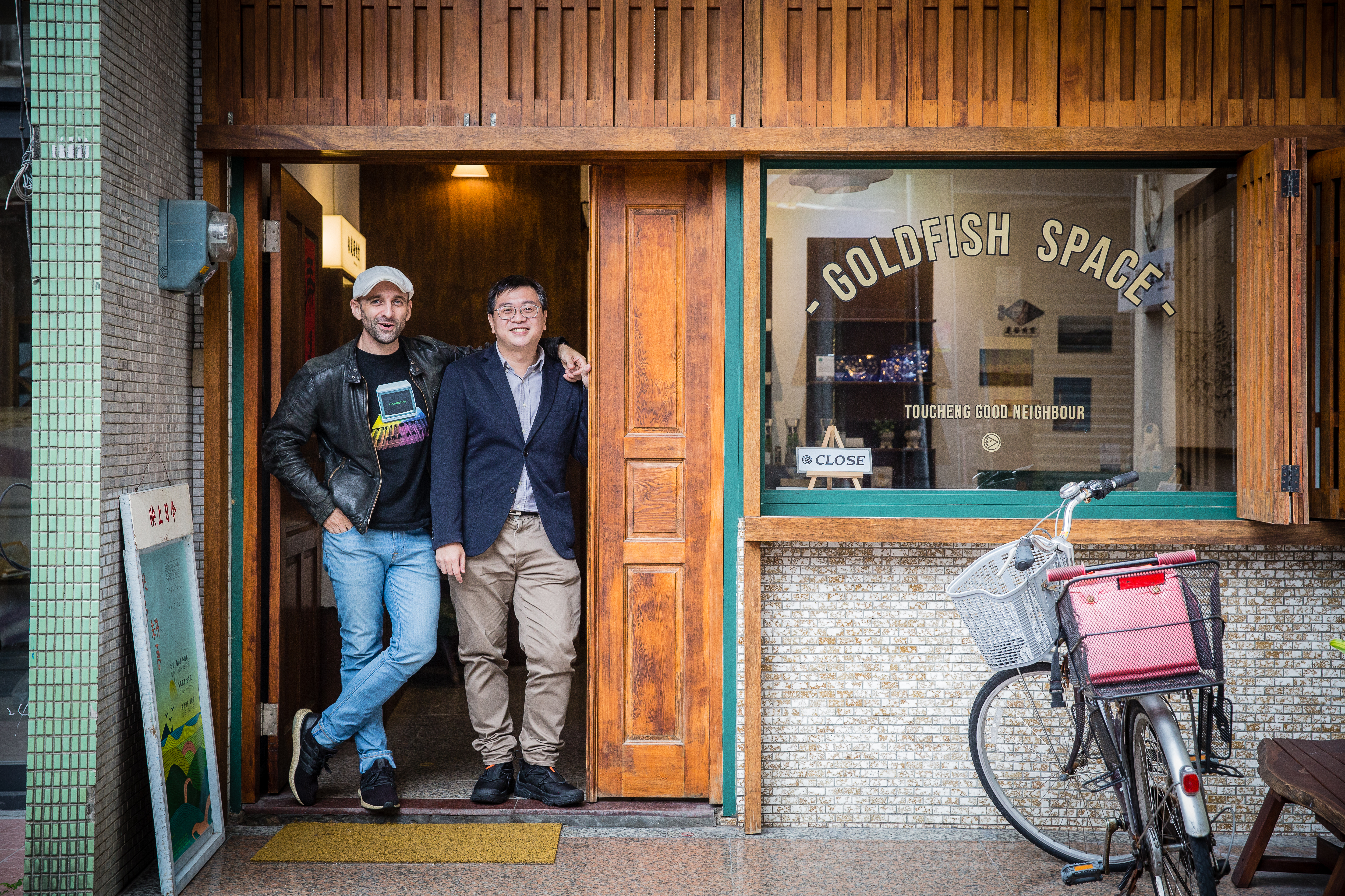 將頭城老屋改為社區營造中心的彭仁鴻(右),積極協助頭城人明馬丁(左)取得台灣身分證。