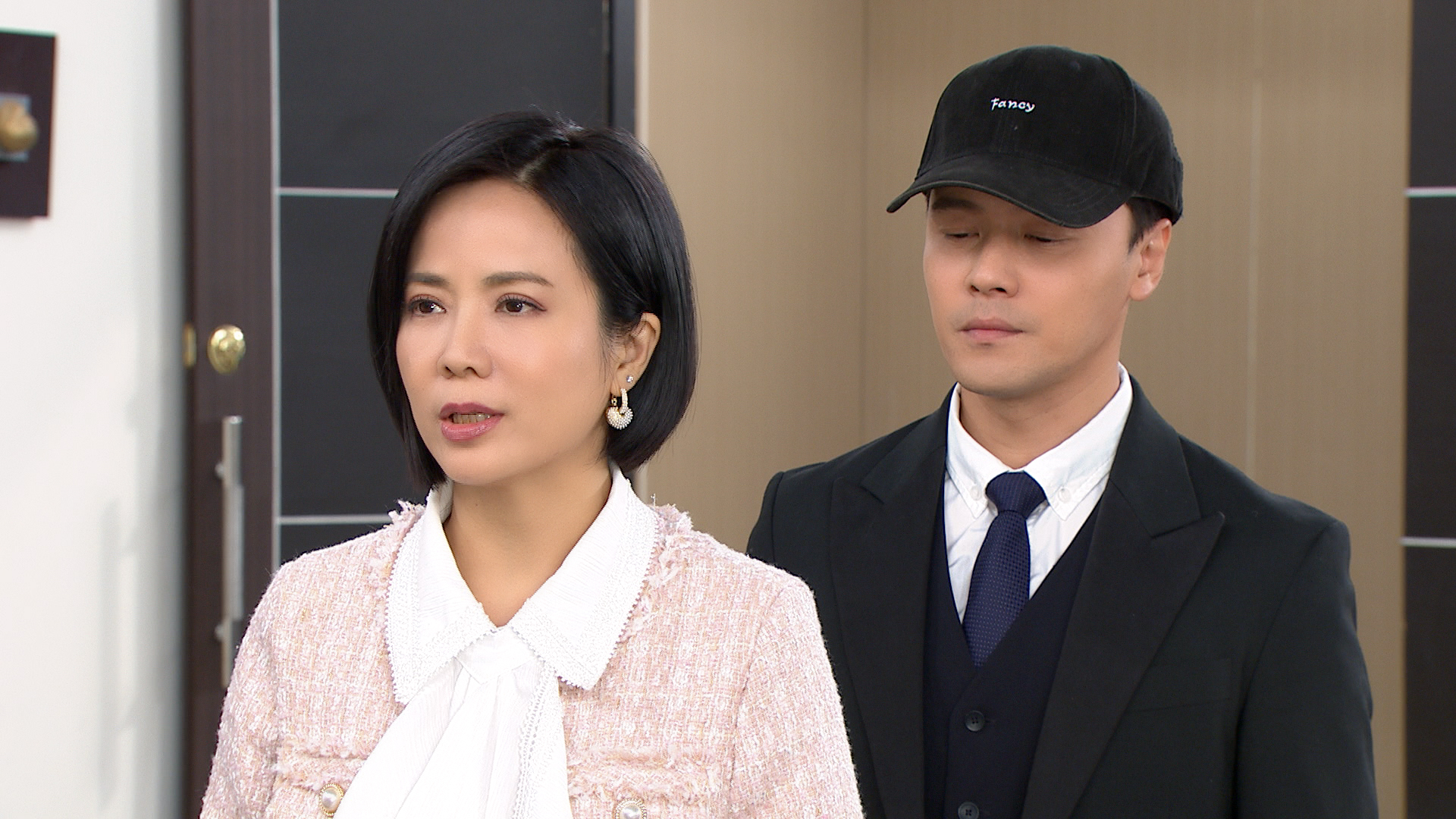 為《市井豪門》落髮，陳仙梅的新髮型讓她很滿意。（民視提供）