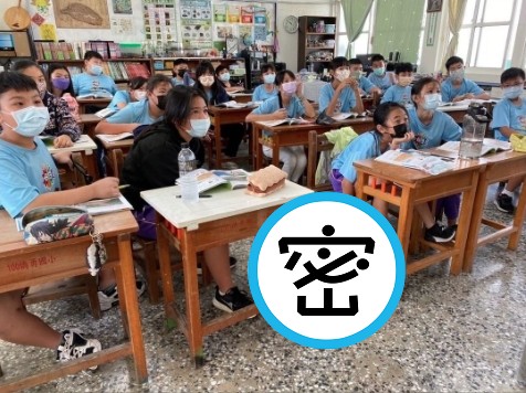 屏東僑勇國小日前出現超萌伴讀，讓小朋友都被融化。（翻攝自僑勇國小臉書）