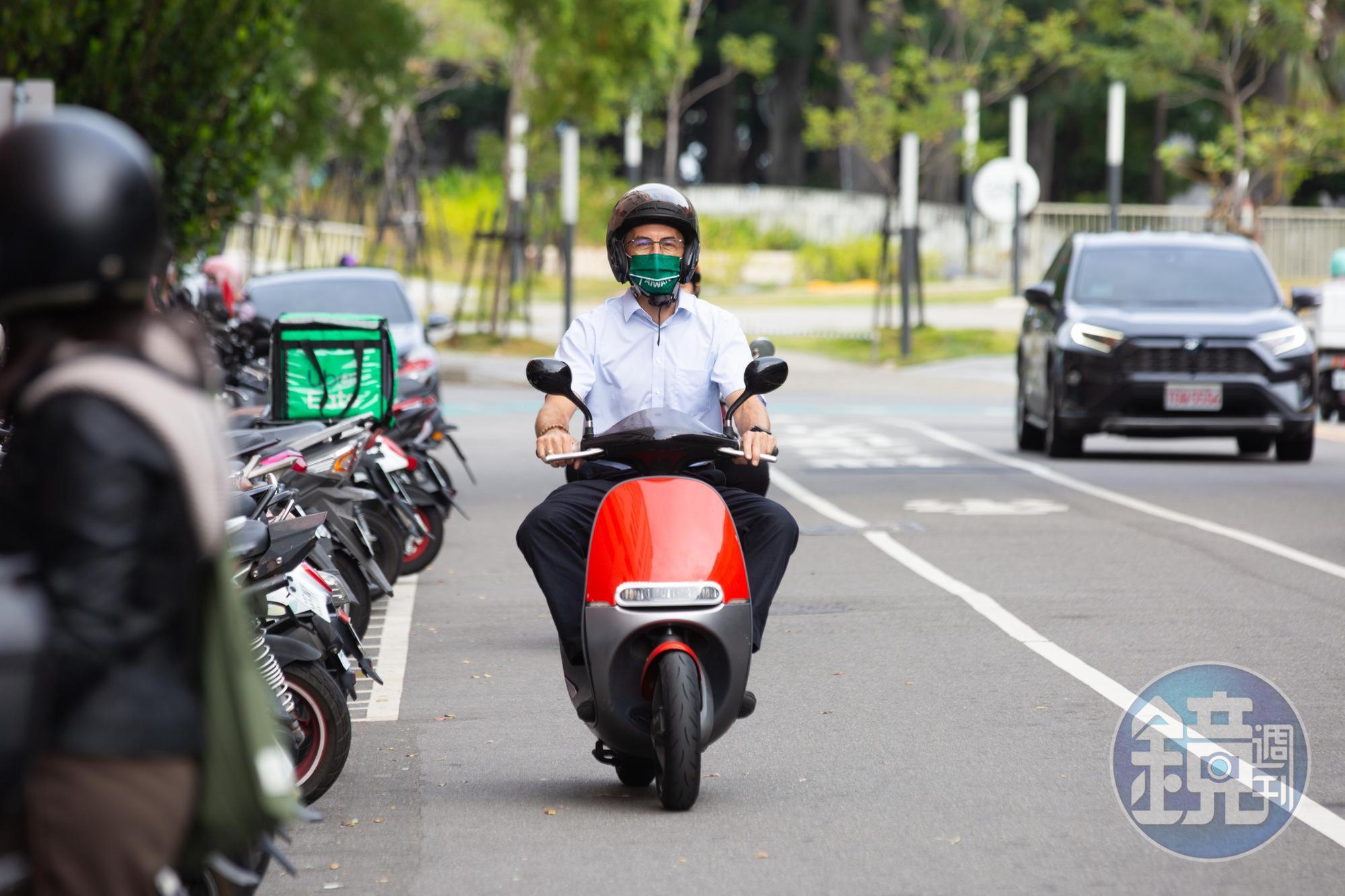 深知台中市區上下班時間特別塞車,馬培德的代步工具是電動機車。