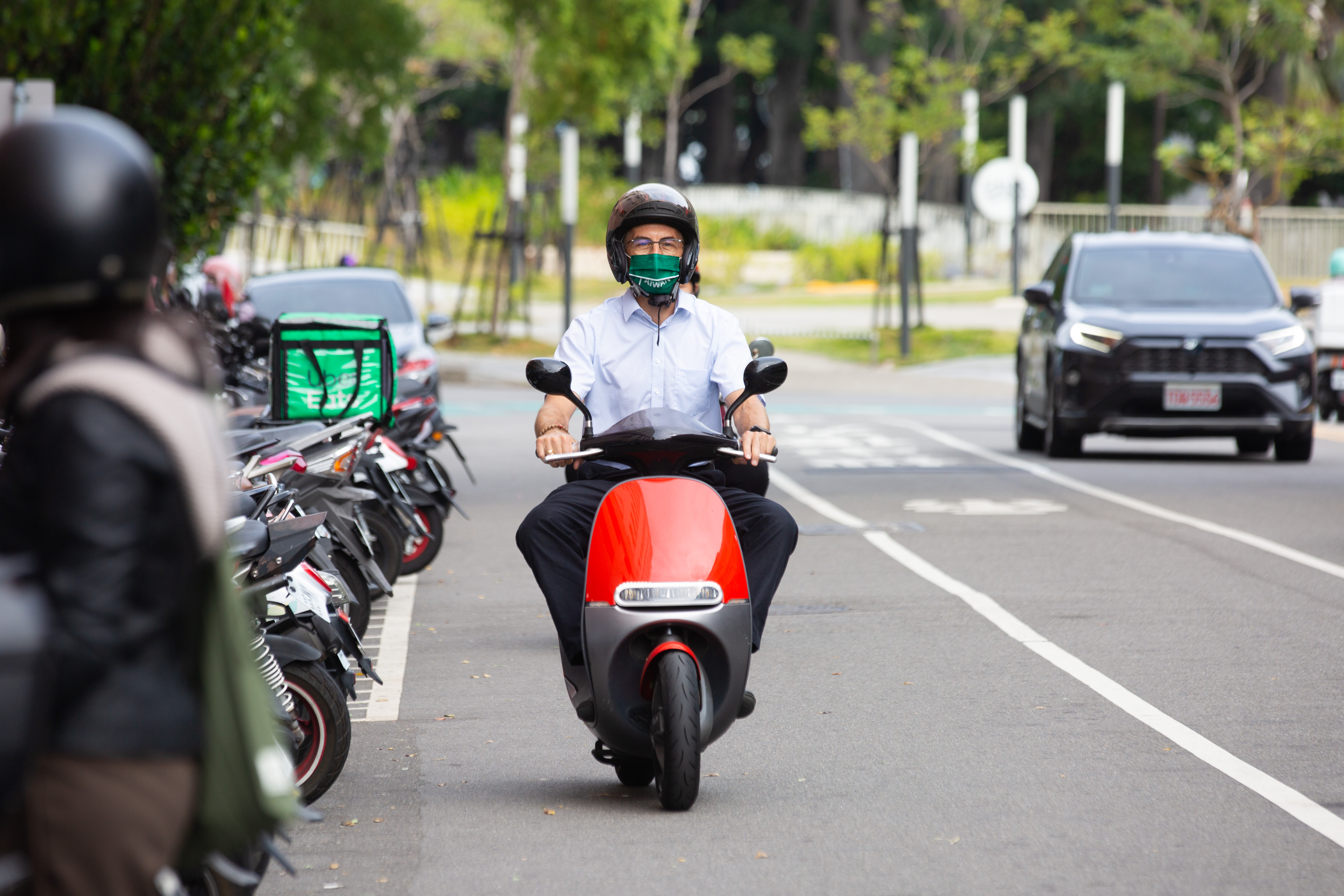 深知台中市區上下班時間特別塞車,馬培德的代步工具是電動機車。