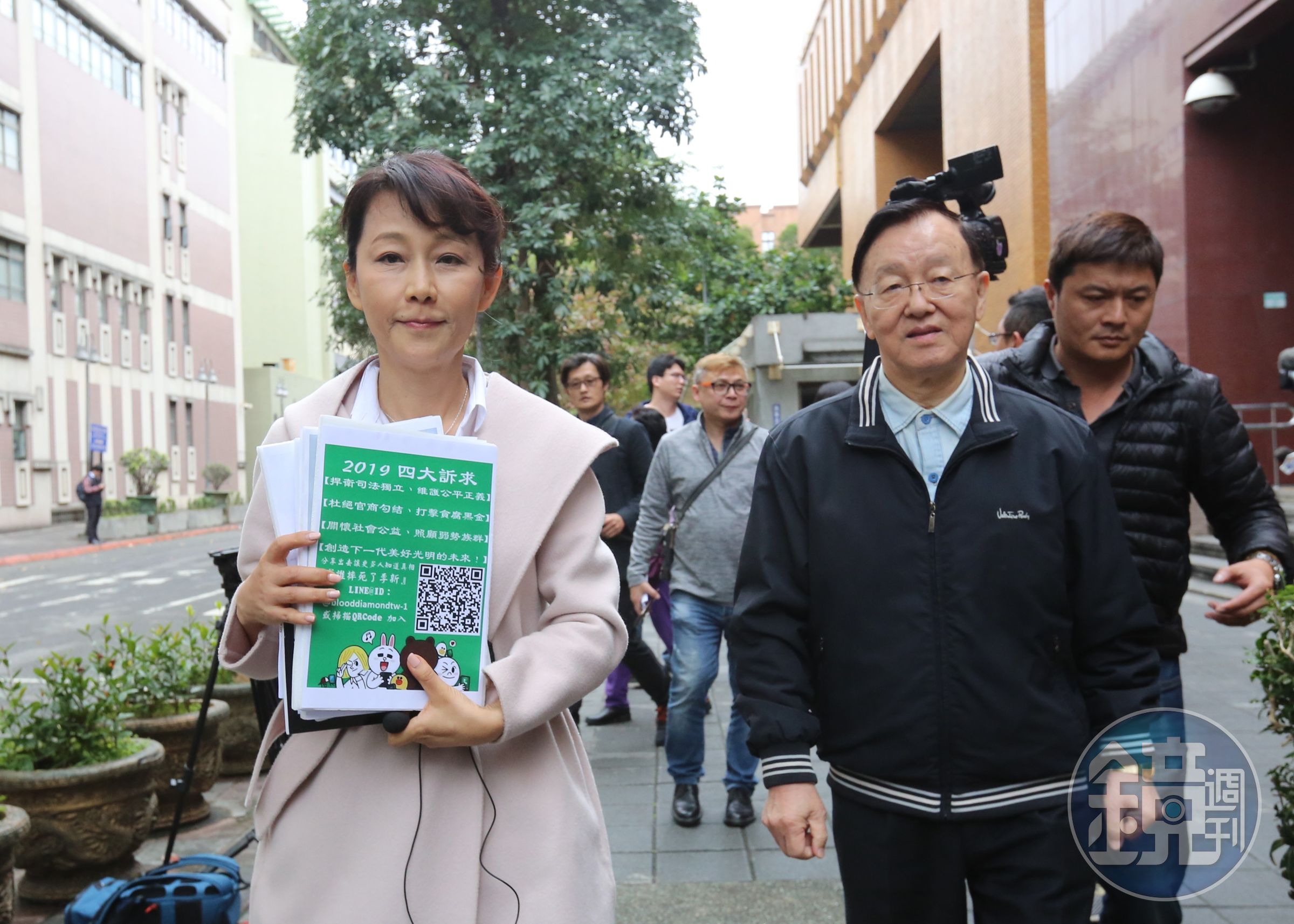 郭新政（左）因「誰摔死了李新」系列影片，遭國泰世華提告，近日法院民事判決終於出爐。（本刊資料照）