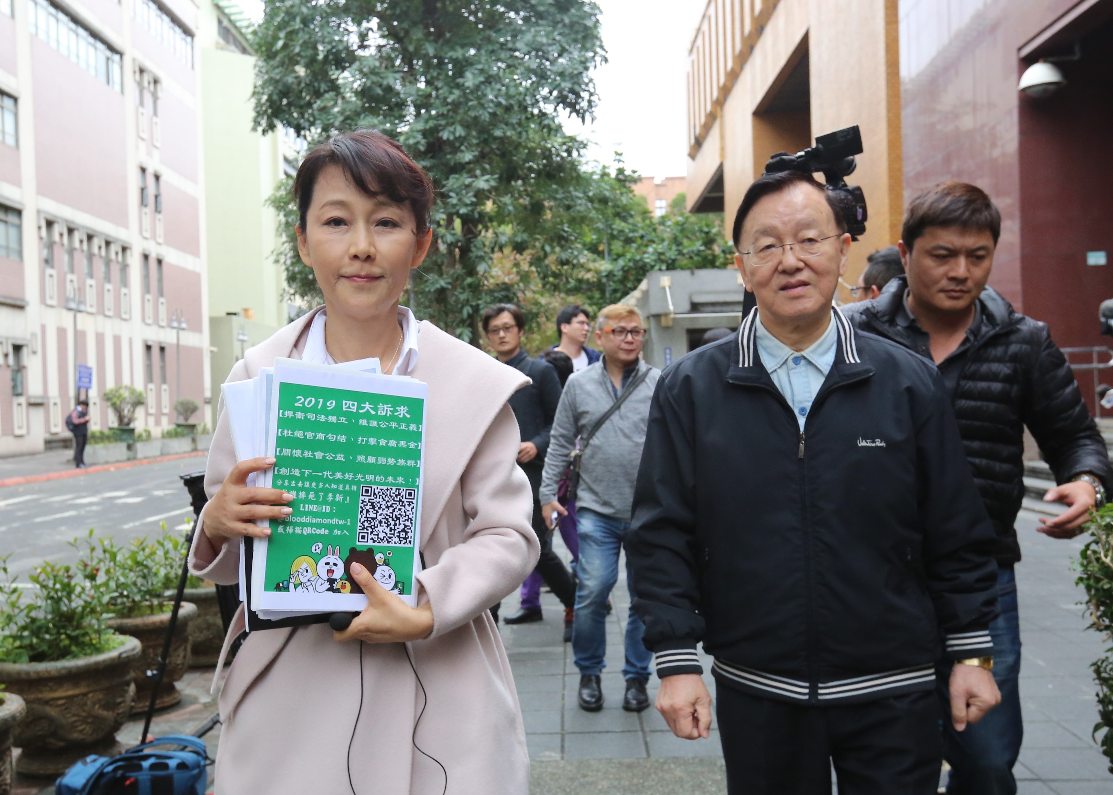 郭新政（左）因「誰摔死了李新」系列影片，遭國泰世華提告，近日法院民事判決終於出爐。（本刊資料照）