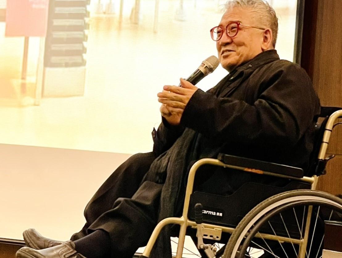 郝明義前往兩廳院卻因輪椅卡關求助遭拒，故發文希望能獲到關注。（翻攝自郝明義臉書）