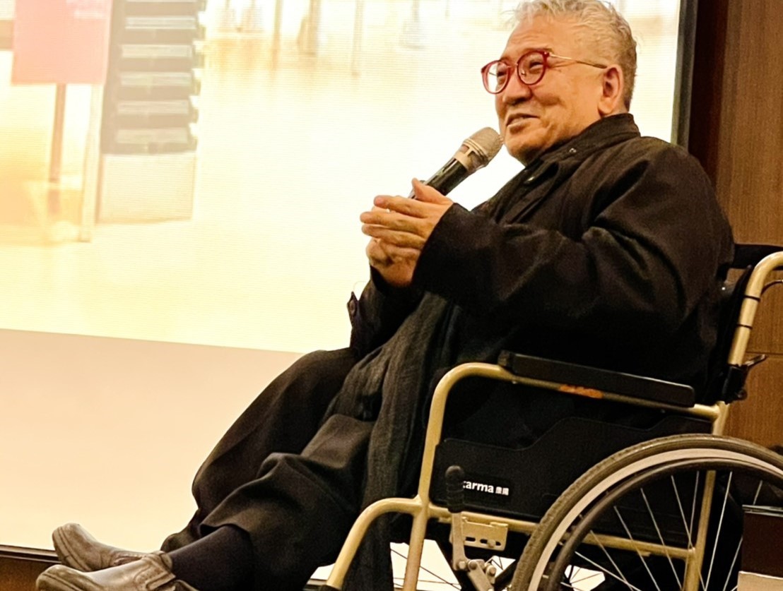 郝明義前往兩廳院卻因輪椅卡關求助遭拒，故發文希望能獲到關注。（翻攝自郝明義臉書）