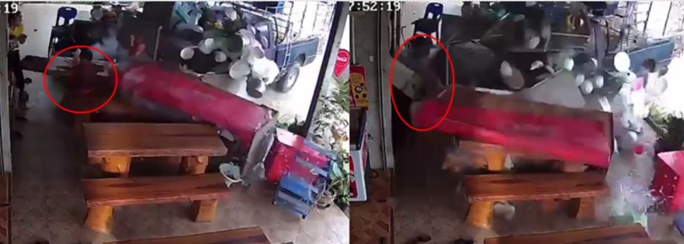 皮卡車暴衝進騎樓，撞上來不及反應的5歲男童(紅圈處)，身旁母親只來得及救到女兒。（翻攝自推特）