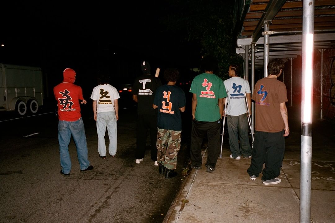 Supreme與MLB合作的最新服飾系列印有各球隊的logo，背後竟還有注音符號。（翻攝自Instagram @supremenewyork）