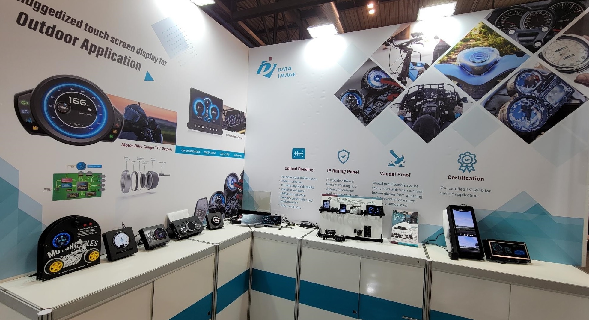 眾福科技因看好戶外車用儀表數位化的趨勢，首度參加具有百年歷史的國際米蘭機車展。（眾福科技提供）