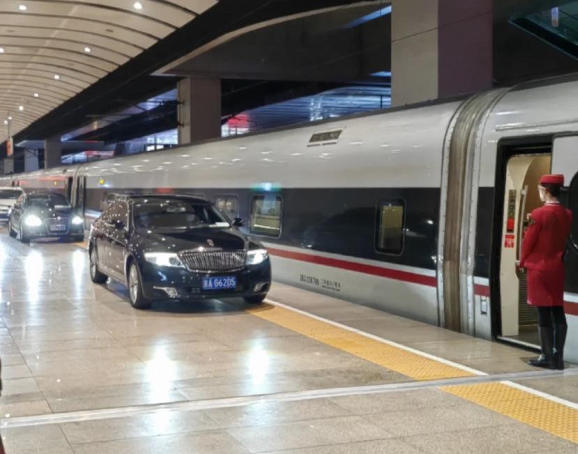 有網友分享照片，疑似中國官員直接把轎車開到高鐵月台。（翻攝自推特@jakobsonradical）