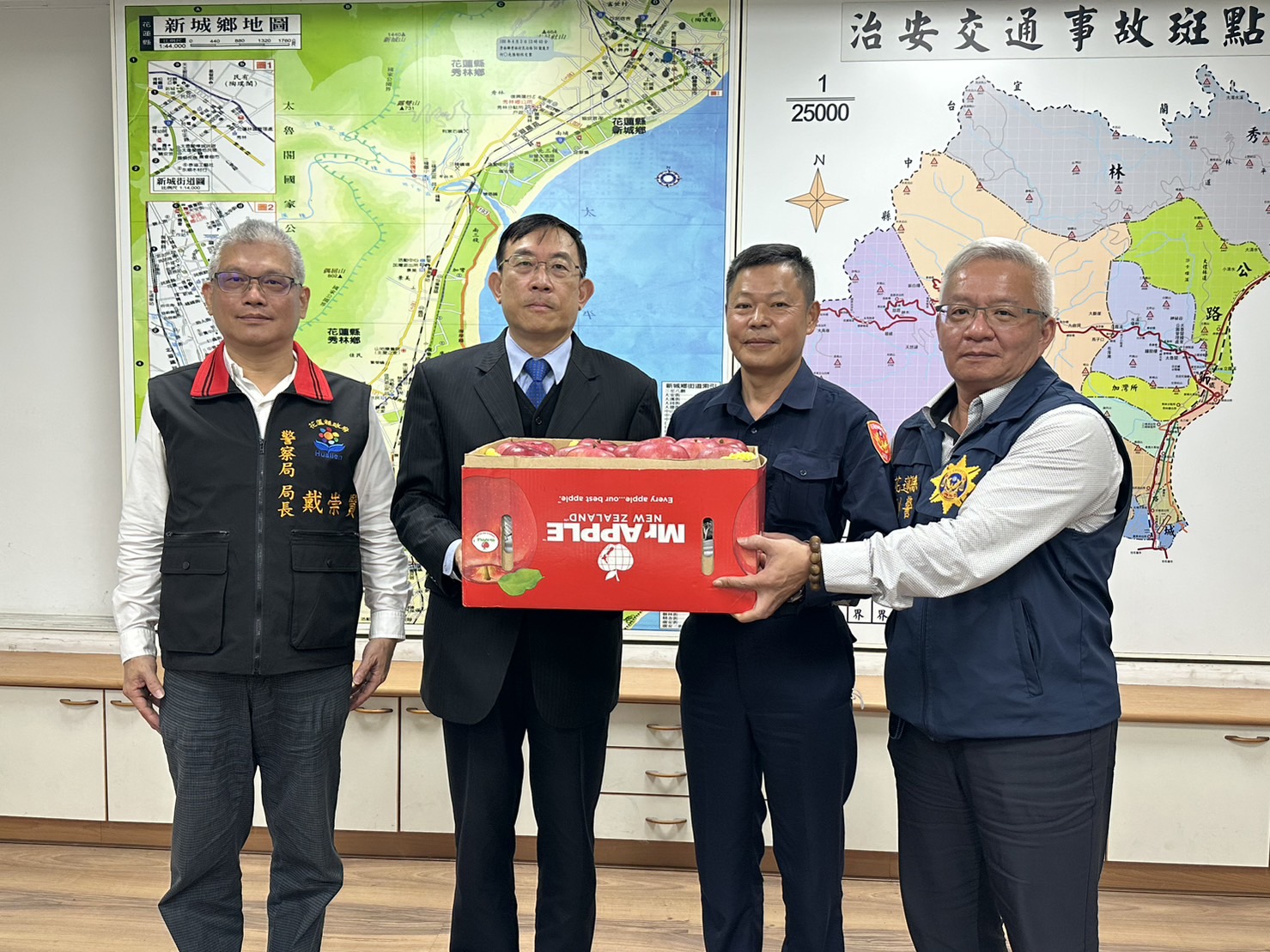 邢泰釗頒贈水果鼓勵花蓮警方查賄辛勞。(最高檢察署提供)