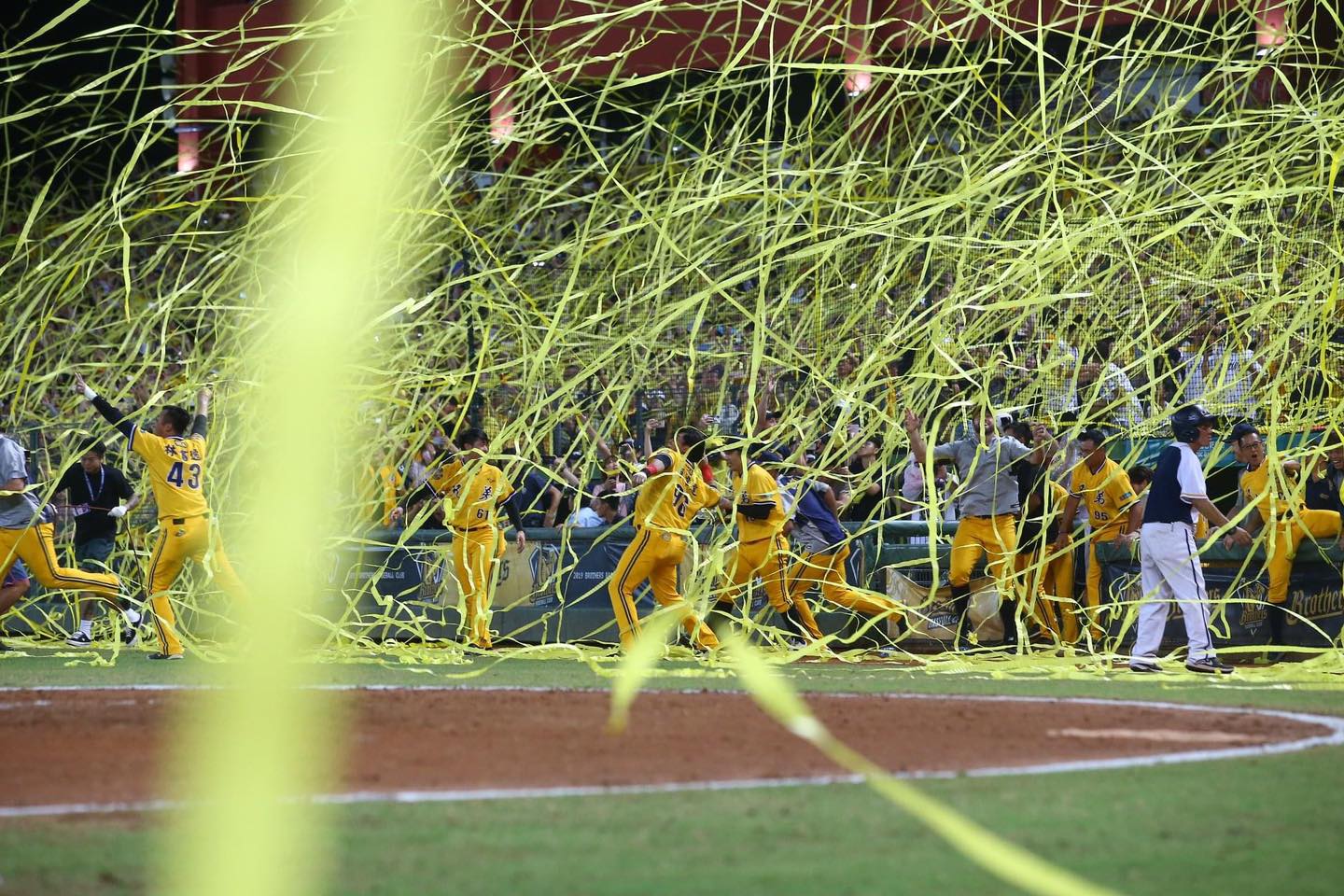 中信兄弟連兩年封王，現場拋起黃彩帶。（翻攝兄弟Fans Club臉書）