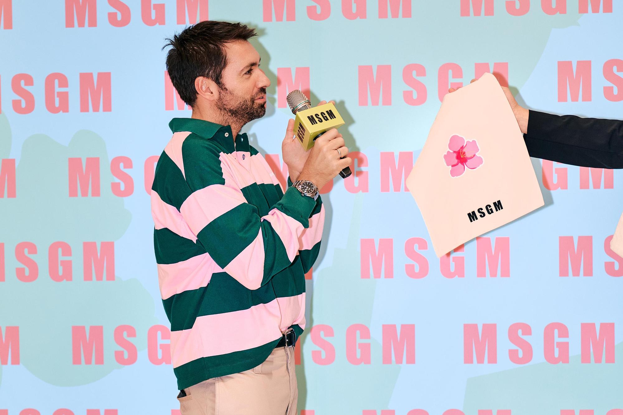 MSGM 品牌創辦人暨創意總監Massimo Giorgetti ,在記者見面會上介紹設計圖樣。(MSGM提供)