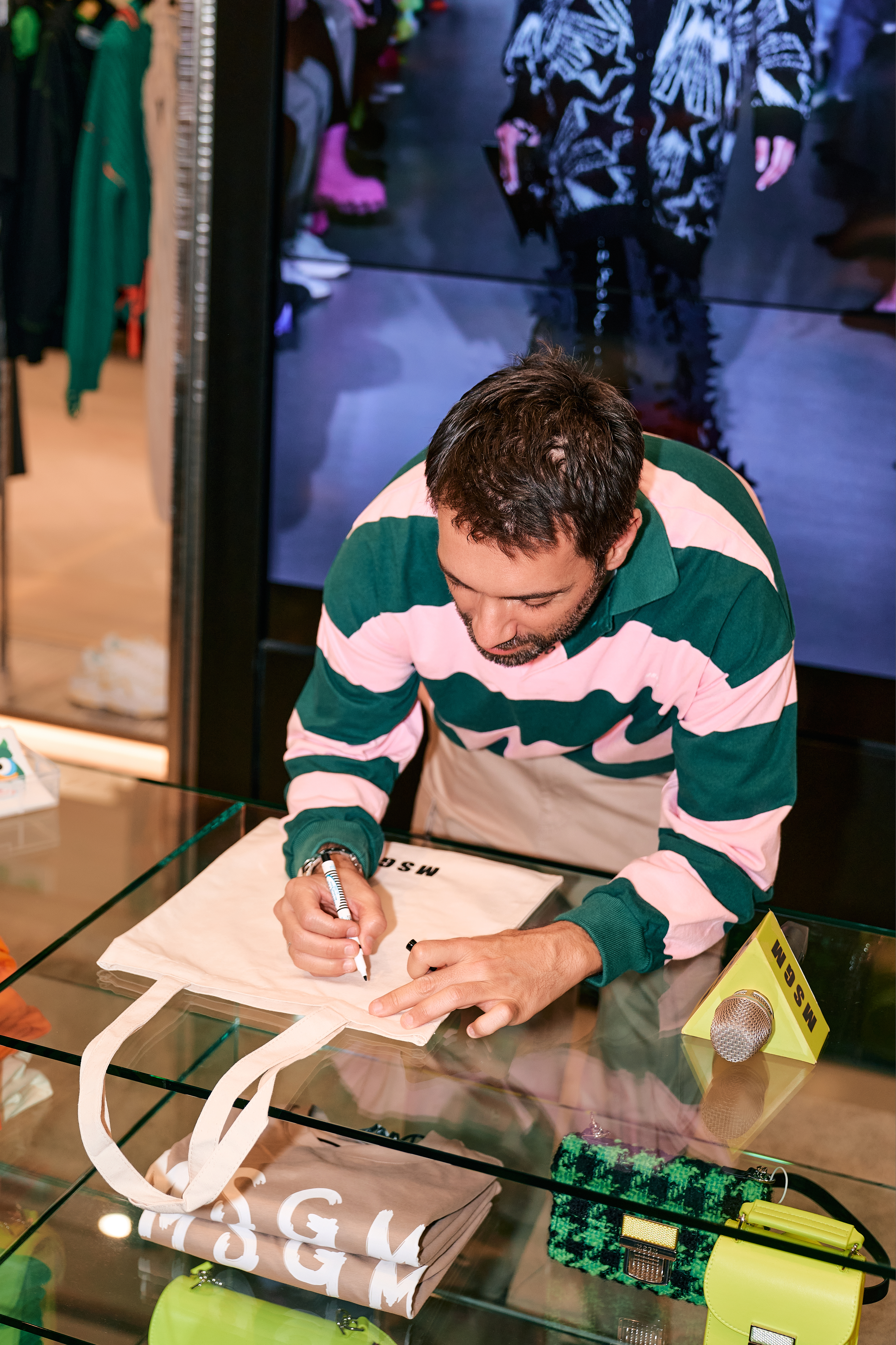 Massimo Giorgetti 現場手繪托特包。（MSGM提供）