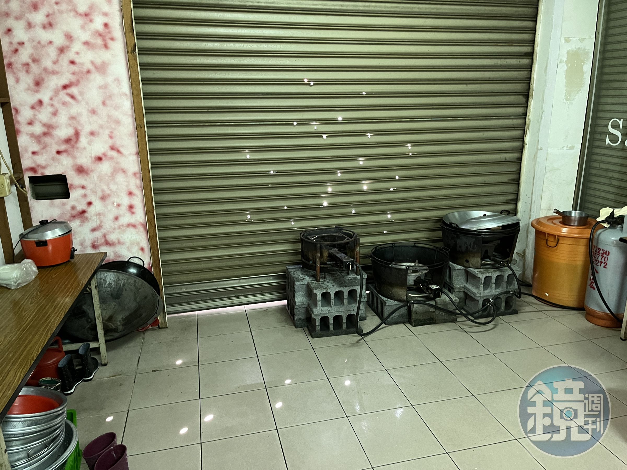 市議員謝財旺在學甲服務處鐵門遭人連續開槍，上頭留下滿滿彈孔。（謝舒凡競總提供）