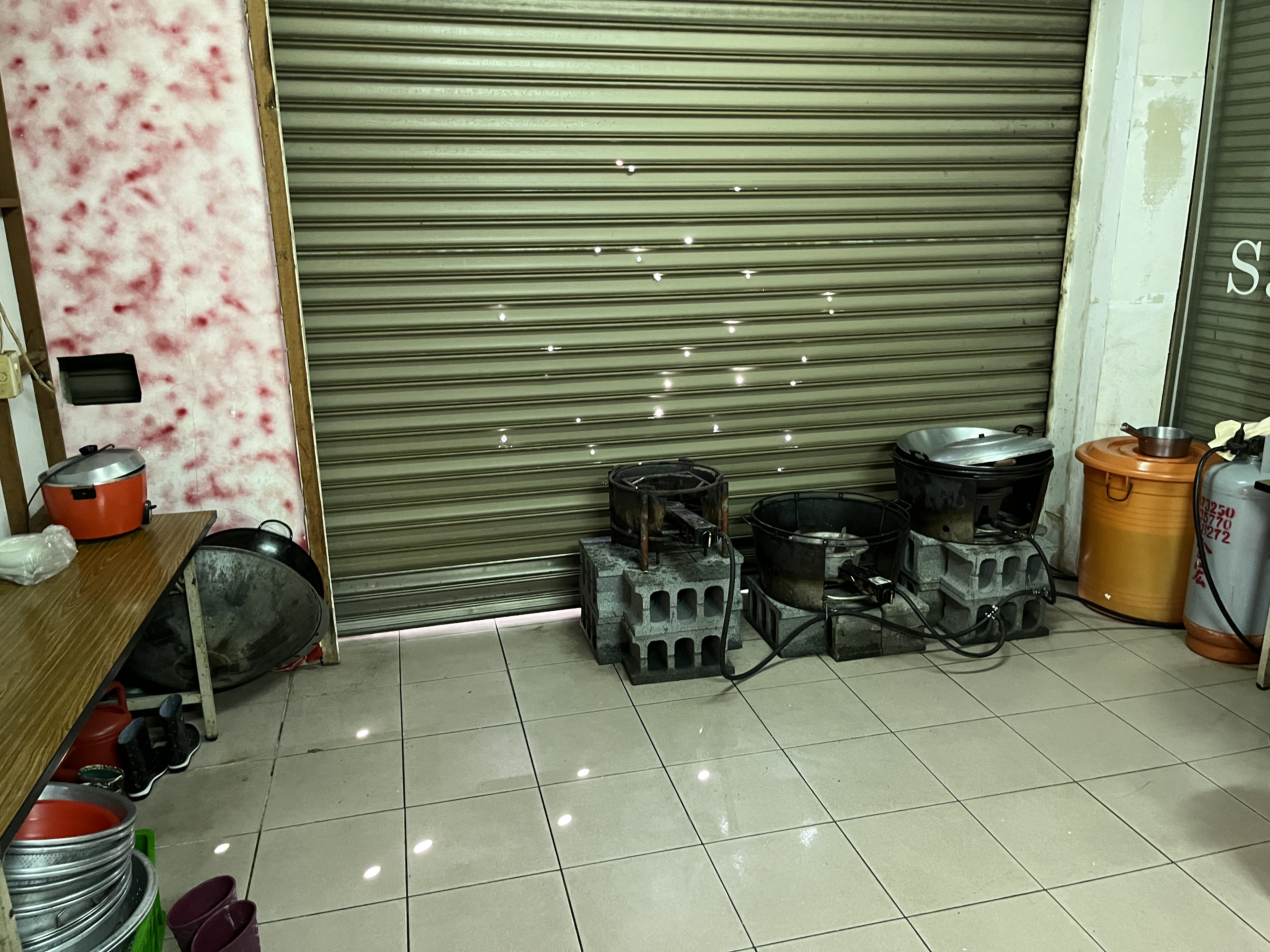 市議員謝財旺在學甲服務處鐵門遭人連續開槍，上頭留下滿滿彈孔。（謝舒凡競總提供）